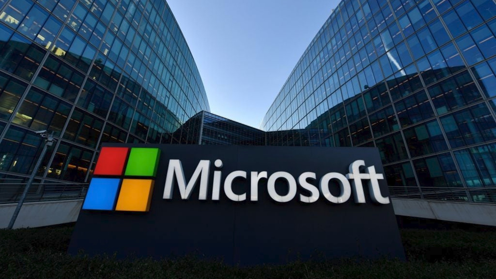 A Microsoft abriu um programa de saída voluntária para até 60 mil funcionários nos Estados Unidos, Reino Unido, Canadá e Índia, oferecendo buyouts enquanto segue cortando custos. A medida chega depois de a Xbox já ter eliminado 3.200 vagas e fechado ou desinvestido em estúdios, transformando mais uma reestruturação corporativa em um alerta duro para a indústria dos games.

É assim que a consolidação agressiva aparece de perto: o balanço é maquiado enquanto desenvolvedores, artistas e equipes de apoio são convidados a repensar a carreira. A comunidade gamer deve cobrar responsabilidade real, proteção aos trabalhadores e estabilidade criativa em vez de celebrar altas nas ações construídas sobre insegurança.