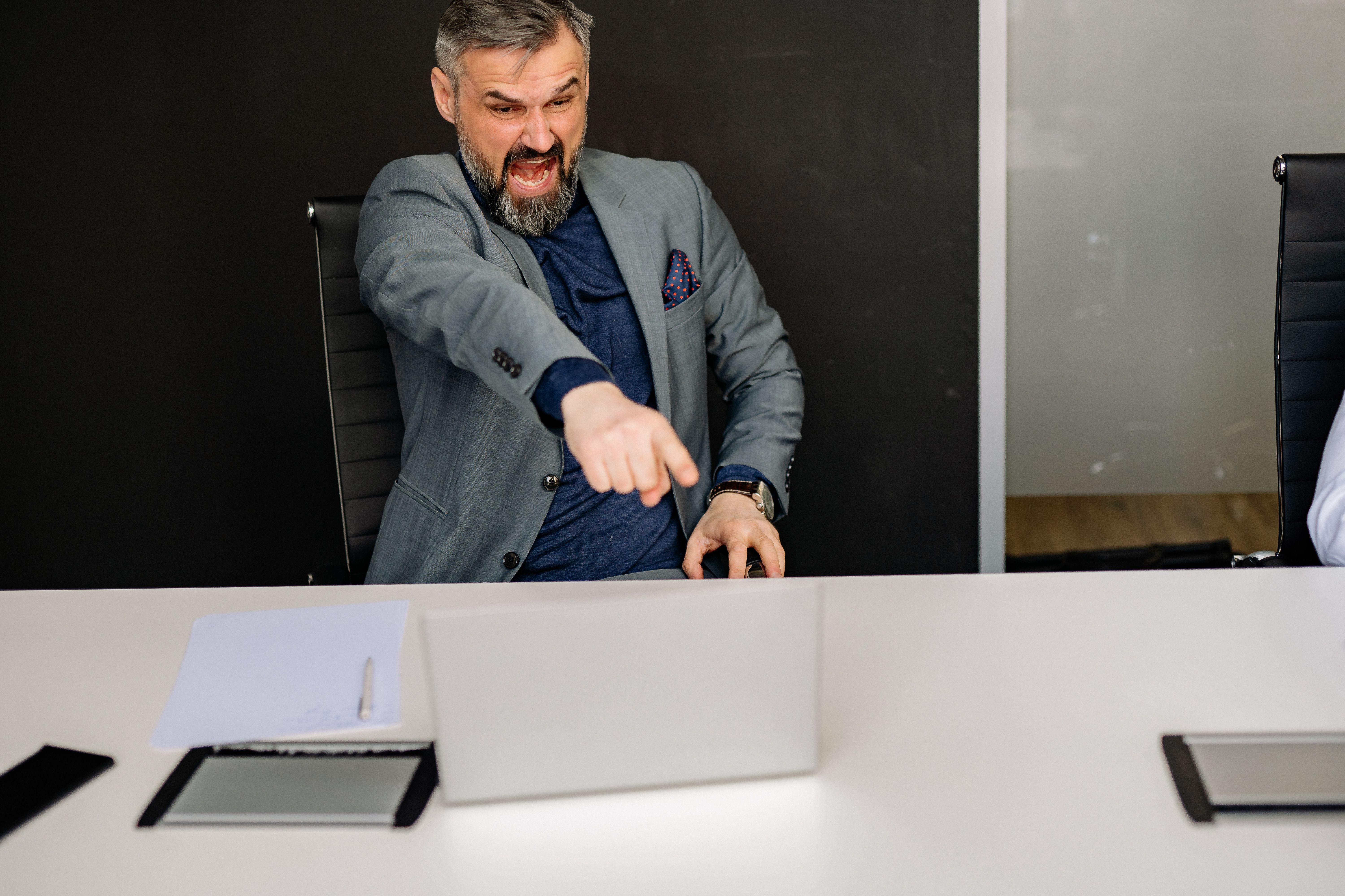 Estudo inédito da consultoria CLA Brasil mostra que 72,7% dos profissionais acreditam que lideranças adotam comportamentos inadequados sob a justificativa da alta performance. Para 71,8%, os abusos são tratados como normal diante da pressão por resultados.

O medo de denunciar também é enorme: 94,5% dos entrevistados temem retaliação ao reportar assédio, e apenas 52,9% confiariam em fazer uma denúncia hoje. Mesmo com canais e políticas formais, a confiança na aplicação das regras é o grande desafio.

Com 87,8% afirmando que pessoas pedem demissão por causa do tratamento recebido, o estudo mostra que a liderança tóxica gera uma falsa eficiência. Tolerar chefes abusivos que batem metas é um custo escondido que destrói engajamento, retenção e produtividade no longo prazo.