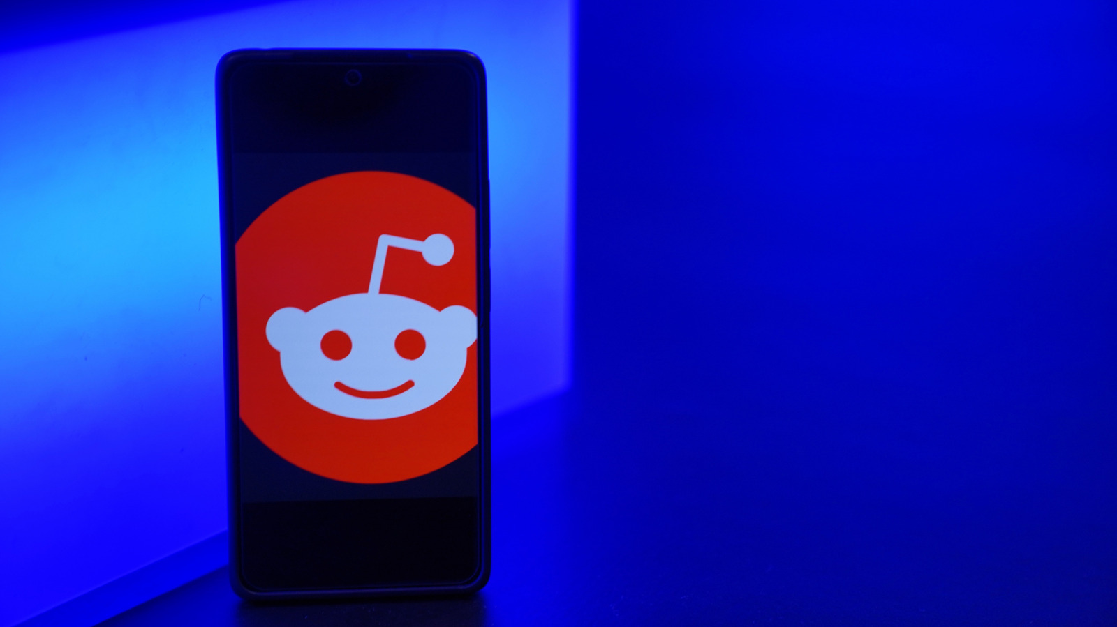 O Reddit está apertando o cerco contra a versão clássica da sua interface. A partir das próximas semanas, o Old Reddit será limitado apenas a usuários que o acessaram nos últimos seis meses. Contas novas e quem não usa o layout antigo recentemente perderão o acesso.

A plataforma também vai descontinuar o suporte a feeds RSS, alegando que são um meio comum de raspagem em larga escala e abuso automatizado. A mudança entra em vigor em 13 de novembro e representa mais um passo na luta do Reddit contra a coleta de dados por IA.

Enquanto isso, o CEO Steve Huffman afirma que seu sonho é recriar a interface do Old Reddit em uma base moderna. Mas, por ora, a empresa prioriza a segurança e o controle sobre a experiência nostálgica dos usuários.