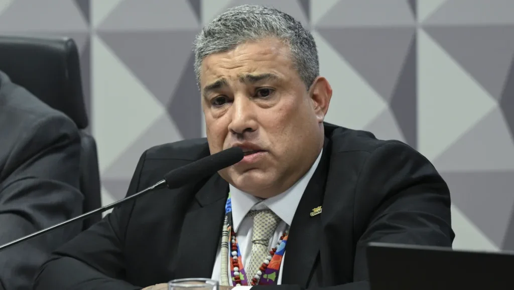 Carlos Lopes, presidente da Conafer, se entregou à Polícia Federal em Brasília após meses foragido. Ele é investigado como peça central de um esquema que cobrou bilhões em benefícios do INSS sem autorização, com prejuízo estimado em R$ 6,3 bilhões.

Segundo a investigação, a entidade saltou de R$ 400 mil para R$ 277 milhões por ano em arrecadação por descontos indevidos na folha de aposentados. O caso resultou em 48 indiciamentos, incluindo ex-dirigentes do INSS, e Lopes pode negociar delação premiada.