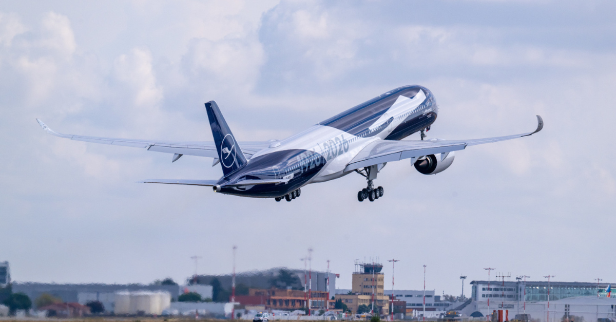 A Lufthansa acaba de confirmar a estreia do seu primeiro Airbus A350-1000, e a escolha é de peso: o novo widebody começa a voar comercialmente de Munique para Tóquio-Haneda no dia 3 de dezembro, logo após entrar na frota em novembro. Batizado de Deutschland, o avião também é o 700º Airbus entregue ao Grupo Lufthansa e integra a frota especial dos 100 anos da companhia, comemorados em 2026.

A bordo, os passageiros encontram a premiada cabine Allegris em quatro classes, com uma primeira classe de apenas quatro assentos e duas suítes individuais, além de 49 assentos em executiva com oito suítes e 35 em premium economy. Com 73,8 metros de comprimento, o A350-1000 oferece 40 por cento mais capacidade em executiva e premium economy que o modelo de referência, enquanto os motores Rolls-Royce Trent XWB-97 e os compósitos leves reduzem consumo de combustível e emissões de CO2 em 25 por cento.

Xangai e Singapura entram no mapa nas semanas seguintes, e o grupo tem 15 unidades encomendadas até 2030, com as dez primeiras baseadas em Munique. Se a viagem internacional está nos seus planos, vale organizar os gastos no exterior com uma conta global e câmbio justo antes de fechar a reserva.