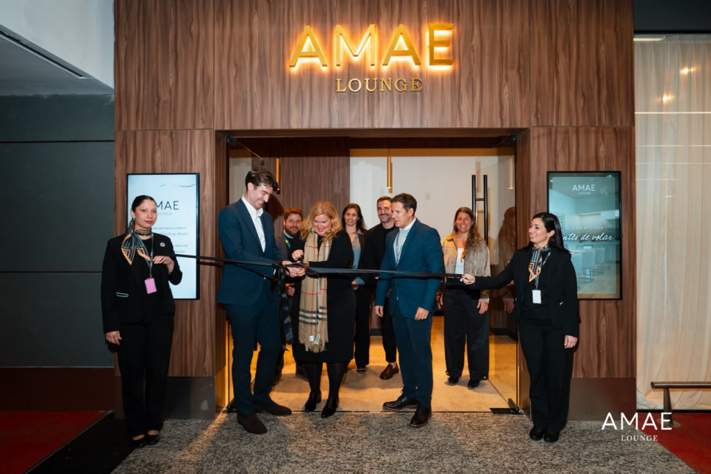 A AMAE Lounge, do Grupo CrossRacer, inaugurou a primeira sala VIP da área de embarque doméstico do Aeroporto Internacional de Ezeiza (EZE), em Buenos Aires. Com cerca de 500 m² e capacidade para mais de 100 passageiros, o espaço foi criado para oferecer conforto e produtividade antes do voo.

Aberto todos os dias das 3h30 às 18h30, o lounge aceita DragonPass, Lounge Key e Priority Pass, além de venda de acesso avulso pelo site. A inauguração marca o início da reformulação da marca e consolida a AMAE como a maior rede de lounges da Argentina, com 17 unidades.

Se você está planejando viajar para Buenos Aires, vale a pena ter uma conta global em dólar. Com o Nomad, você pode usar o código TWUSX2GB7T para garantir vantagens na hora de gastar fora do Brasil.