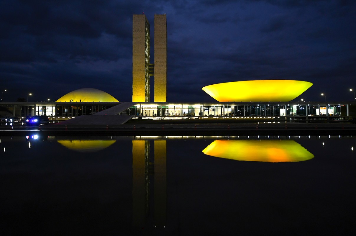 Os deputados e senadores eleitos em 2026 tomam posse em fevereiro de 2027 com uma agenda econômica decisiva já sobre a mesa: a reforma tributária segue em implementação, e o Congresso terá o poder de preservar, corrigir ou desmontar partes centrais dela. Entre os pontos em disputa está o split payment, mecanismo que separa automaticamente os impostos no momento do pagamento e os direciona ao poder público.

A equipe econômica da candidatura de Flávio Bolsonaro já sinalizou que pretende acabar com o split payment. A medida exigiria aval do Congresso e representaria um ataque direto à transparência e à arrecadação pública. A próxima legislatura também vai decidir sobre limite do imposto sobre heranças, desoneração da folha e emendas parlamentares, enquanto lobbies corporativos tentam moldar as regras a seu favor.

Não se trata de um debate apenas técnico. É uma disputa sobre se o sistema tributário brasileiro vai servir à maioria ou será capturado por poucos. O Congresso de 2027 definirá o tom da política econômica por anos, e a população deve acompanhar quem estará disposto a defender o interesse público.