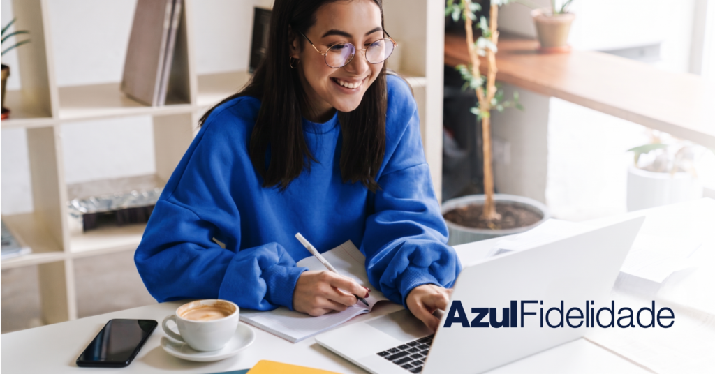 O Azul Fidelidade lançou uma oferta relâmpago: novas adesões ao Clube Azul podem render até 300% de bônus em três meses. Os planos anuais garantem o maior percentual, enquanto os planos mensais oferecem até 200% de bônus. Pagando com o Cartão Azul Itaú, você ainda ganha 12% de desconto.

A campanha é válida somente hoje, e os cálculos chamam atenção. No Clube 10.000 mensal, o CPM pode cair para R$ 10,85 com o desconto do cartão, um dos valores mais baixos para acumular pontos Azul neste ano.

Se você esperava um bom momento para turbinar seu saldo de milhas, essa é a chance. Confira o regulamento, escolha o plano ideal e garanta o bônus antes que a oferta acabe.