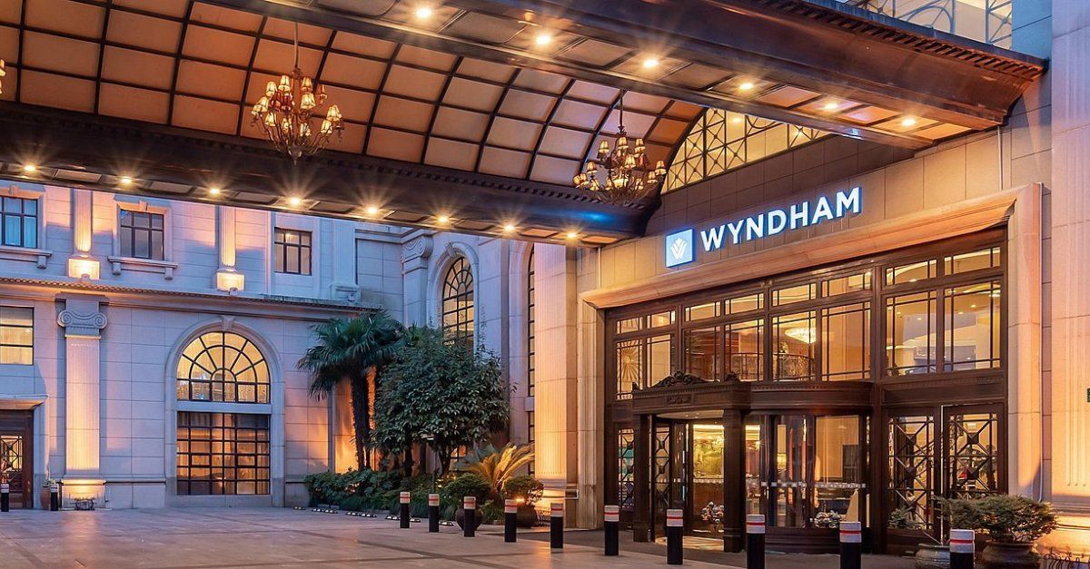 O Wyndham Rewards acaba de ativar a tão esperada reformulação na sua tabela de resgates, e o mundo da fidelidade está em polvorosa. A rede hoteleira sai de três faixas fixas para quatro, criando uma nova categoria de 45.000 pontos por noite para seus hotéis mais sofisticados e abrindo uma faixa de entrada a partir de apenas 5.000 pontos, abaixo dos antigos 7.500.

O detalhe é que centenas de hotéis estão sendo redistribuídos entre as categorias, então algumas diárias vão exigir mais pontos de uma hora para outra. A Wyndham garante que não haverá precificação dinâmica nem variação por sazonalidade, e as reservas feitas antes da mudança seguem garantidas pelo valor antigo, com devolução automática quando um hotel ficar mais barato, mas quem mira resorts premium e all-inclusive deve se preparar para pagar mais caro.