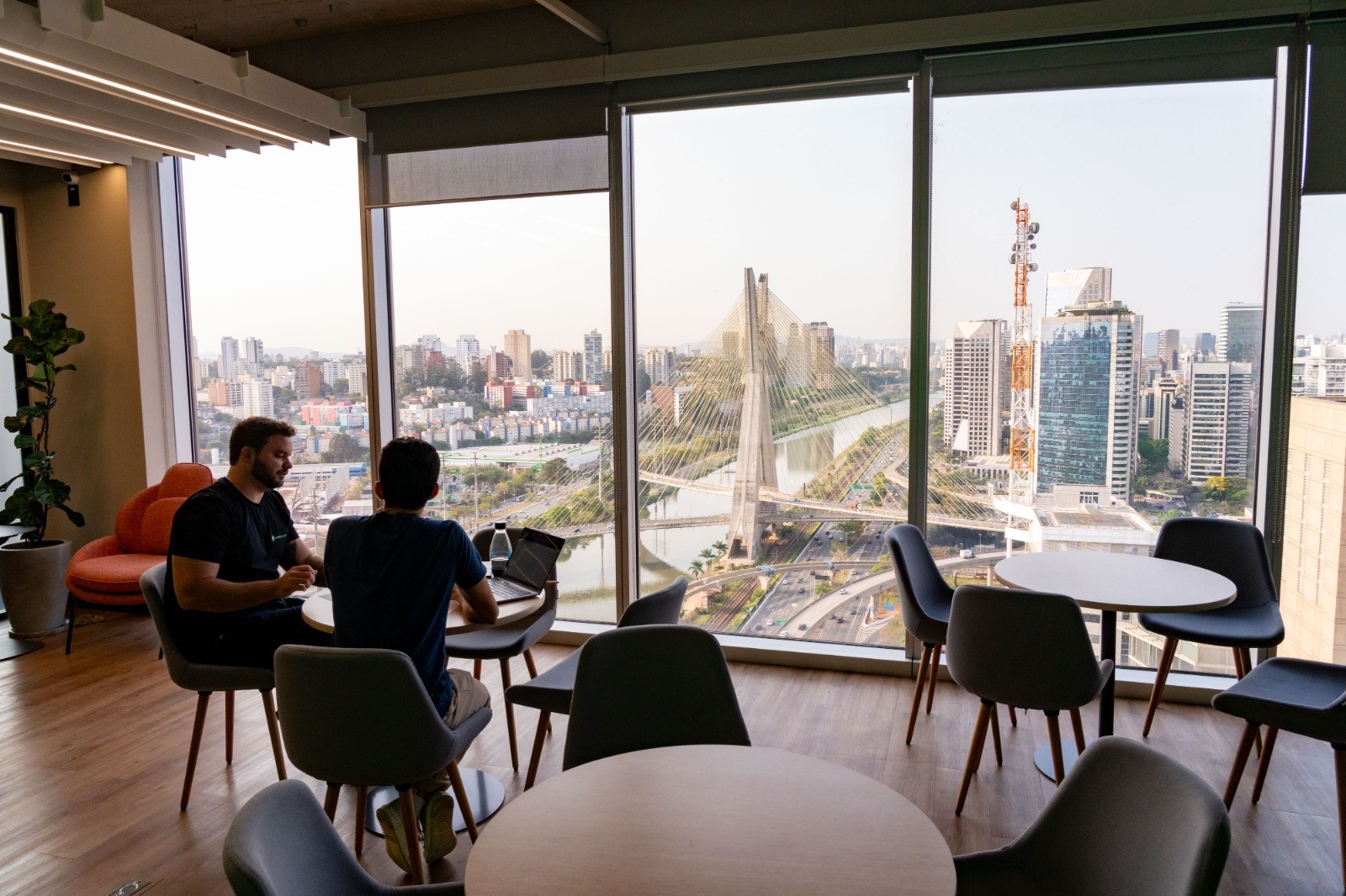 A era de trabalhar de qualquer lugar está perdendo força rapidamente. Um levantamento do Colégio Notarial do Brasil mostra que a capital paulista atingiu um recorde histórico de 90.402 escrituras em 2025, quase 50 por cento acima de 2020, enquanto cidades que brilharam na pandemia, como Itupeva, Cotia, Indaiatuba e Atibaia, viram as transações despencarem até 57 por cento.

O motivo é simples e incômodo: as empresas continuam puxando as pessoas de volta ao escritório. Modelos híbridos e presenciais dominam, as vagas remotas encolhem e quem trocou os grandes centros por uma vida mais tranquila voltou a enfrentar trânsito, pedágios e despesas crescentes.

Mais do que uma tendência de mercado, é um alerta. Quando o Nubank anunciou o fim do modelo quase totalmente remoto, funcionários que compraram imóveis e reorganizaram a vida contando com a distância ficaram expostos. A lição é dura: a liberdade de morar longe do escritório dura apenas enquanto a empresa permitir.