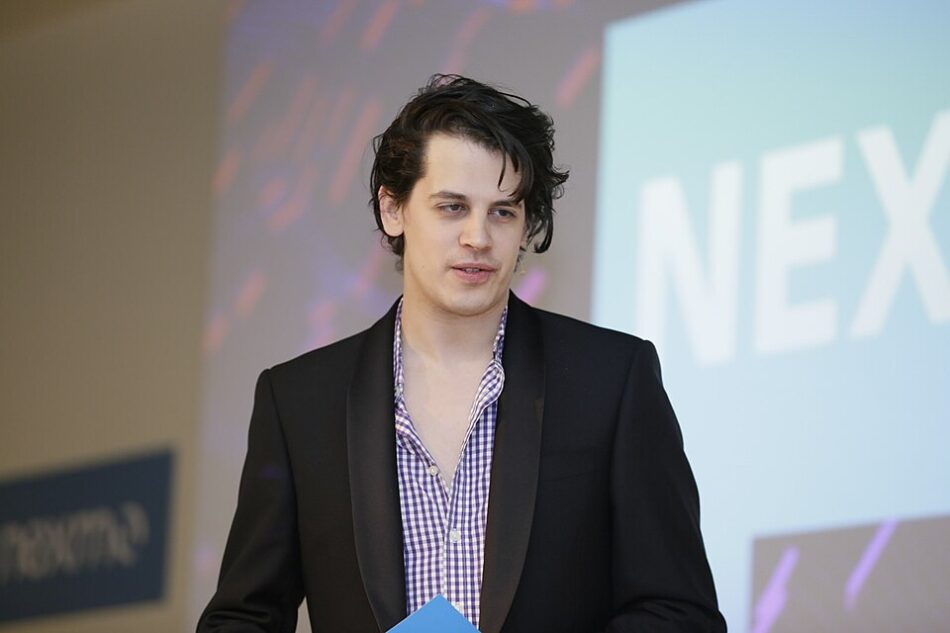 O extremista Milo Yiannopoulos, conhecido por apoiar Donald Trump e por seu histórico de declarações polêmicas, foi deportado para o Reino Unido depois de ser preso pelo ICE no Aeroporto Internacional Louis Armstrong, em Nova Orleans. A ordem final de deportação havia sido emitida por um juiz de imigração em 22 de julho, após ele não comparecer a uma audiência.

Ex-editor de tecnologia do Breitbart, Yiannopoulos passou os últimos anos ao lado de figuras do movimento MAGA e teóricos da conspiração, incluindo Ye. A deportação é mais um capítulo de uma trajetória marcada pelo extremismo e pela rejeição pública, enquanto agentes do ICE intensificam prisões em aeroportos nos EUA.
