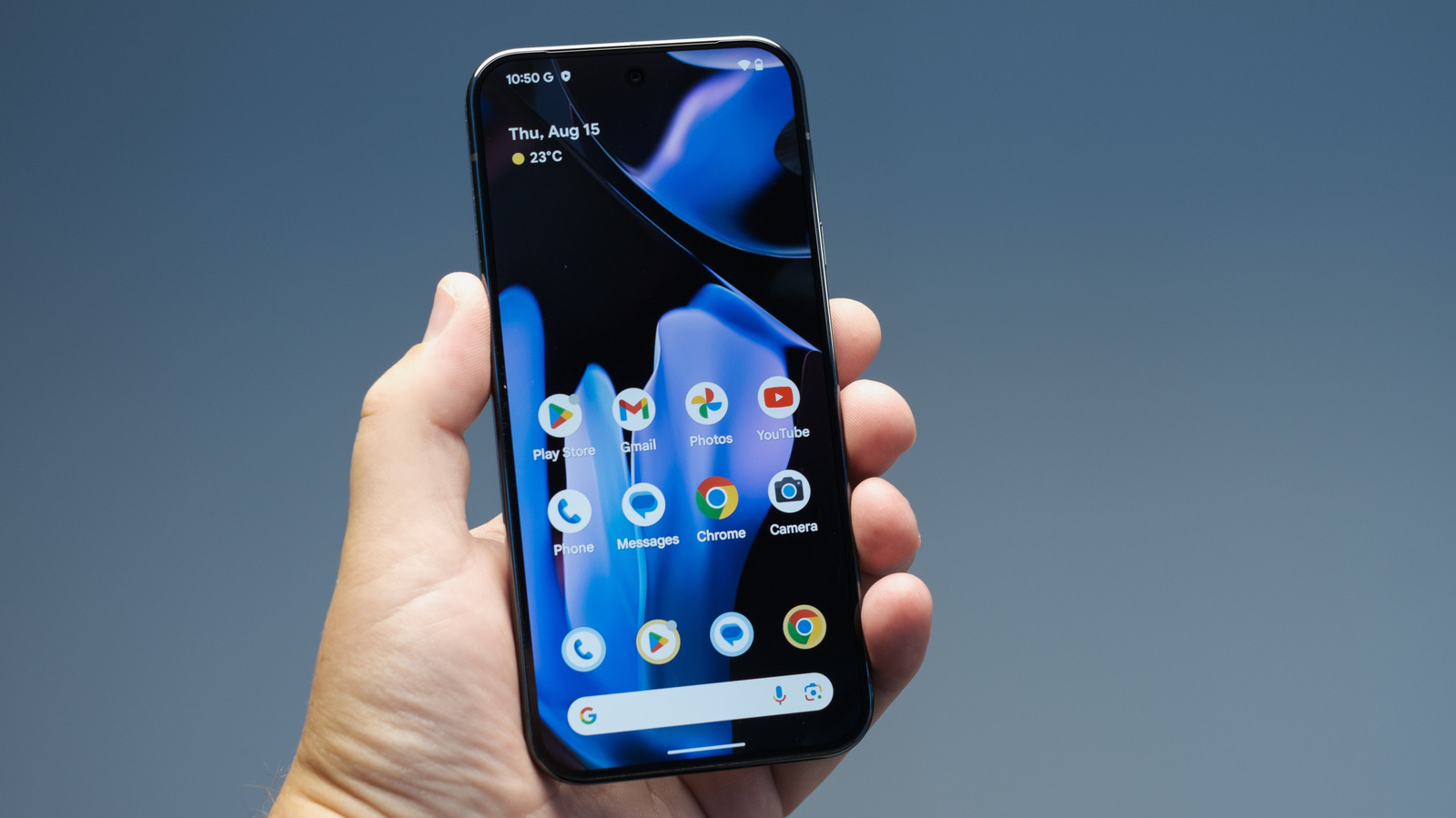Procurando um Android barato? Um novo guia mostra os recursos que você não deve sacrificar, como tela AMOLED de pelo menos 5,6 polegadas, 6GB de RAM, bateria de 4.500mAh e câmera traseira de 32MP.

A regra é clara: economizar é inteligente, mas processador lento, tela minúscula ou bateria fraca vão custar mais frustração do que dinheiro. Modelos intermediários da Samsung, Motorola, Nothing e Pixels mais antigos podem entregar o equilíbrio ideal.

Espere promoções sazonais, prefira 128GB ou 256GB de armazenamento e confirme se há NFC e Bluetooth moderno. Um celular barato ainda deve ser rápido, durar o dia todo e tirar fotos dignas de compartilhar.