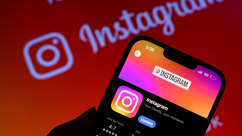 O Instagram é assustadoramente bom em mostrar anúncios exatamente do que você acabou de pesquisar em outro site. Isso acontece porque a Meta coleta dados de outras empresas, do seu aparelho e até das suas conversas com IA para personalizar anúncios e recomendações. A boa notícia: dá para reagir e limitar boa parte desse rastreamento sem abandonar o app.

Este guia mostra os ajustes essenciais na Central de Contas, as permissões no iPhone e Android e os comandos de reset de IA que apagam o contexto dos chatbots da Meta. E para turbinar sua privacidade, usar uma VPN como a ProtonVPN ajuda a manter sua conexão e atividades mais protegidas enquanto você restringe o acesso da Meta aos seus dados.