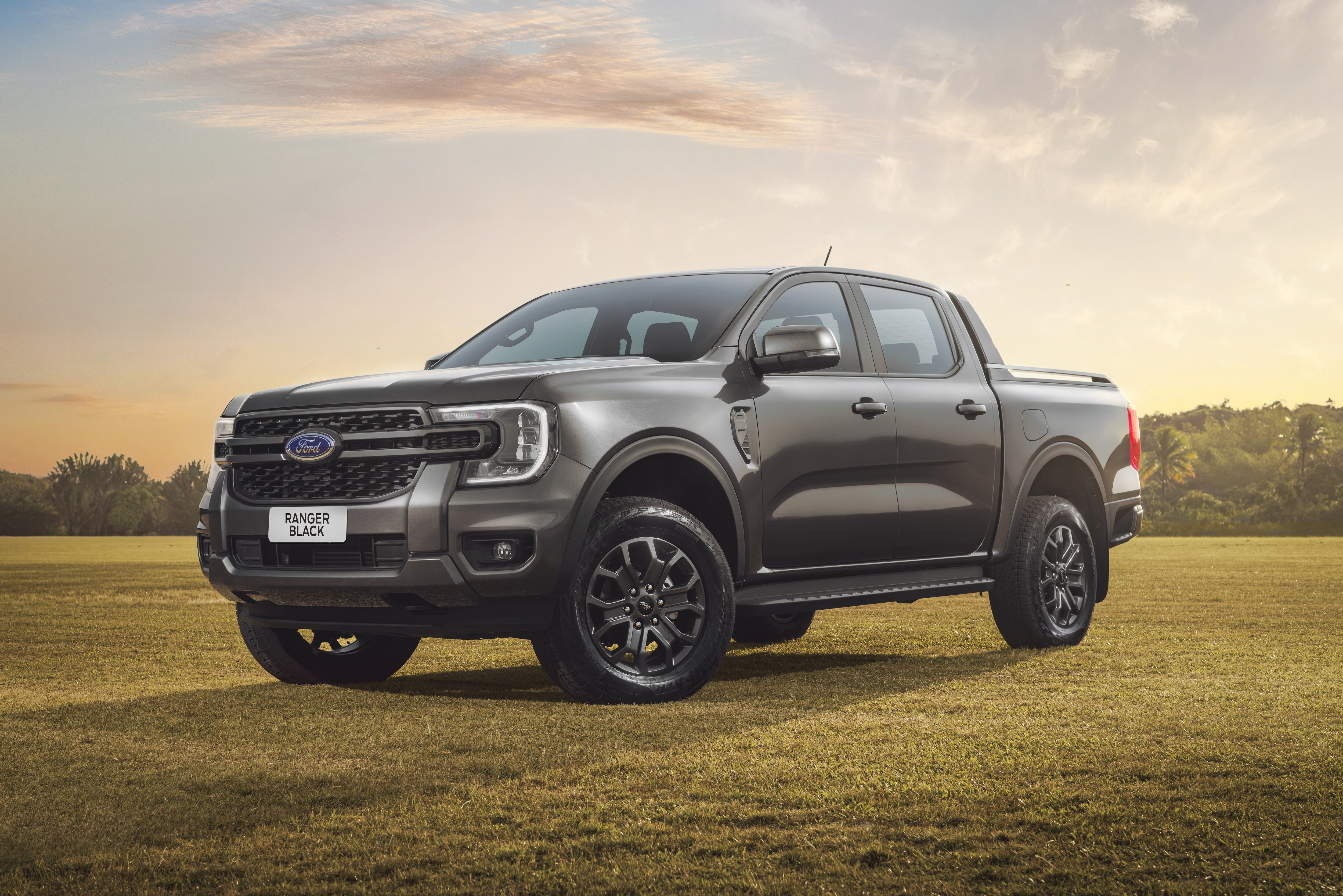 A Ford anunciou um recall urgente da Ranger 2.0 modelo 2027 após identificar um possível vazamento de fluido de freio que pode reduzir a capacidade de frenagem e aumentar o risco de acidentes.

As picapes afetadas foram fabricadas em 1º de junho de 2026, com chassis específicos divulgados pela montadora. O reparo é gratuito: as concessionárias vão inspecionar e, se necessário, substituir o conjunto do tubo de saída do cilindro mestre a partir de 8 de outubro de 2026.

O atendimento leva cerca de uma hora, mas os proprietários não devem esperar. Se a luz do fluido de freio acender ou o pedal ficar mais duro, procure uma autorizada imediatamente.