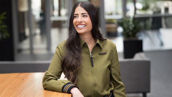 A CEO da Xbox, Asha Sharma, teria dito aos funcionários que a empresa "não sobreviverá" se depender apenas de franquias existentes, defendendo a criação de novas IPs. Mas o alerta vem depois de a Xbox cancelar projetos originais, propor o fechamento da Ninja Theory, cortar cerca de 3.200 empregos e se desfazer de cinco estúdios. O tal "reset" parece proteger franquias bilionárias, não os desenvolvedores.

A contradição é gritante: executivos falam em coragem e invenção enquanto demissões em massa destroem as equipes que criam novos mundos. O setor precisa de risco criativo e empregos estáveis, não de fechamentos movidos a lucro que tratam desenvolvedores como descartáveis. Se a Xbox quer futuro, que invista em pessoas e ideias originais, não apenas em explorar IPs antigas.