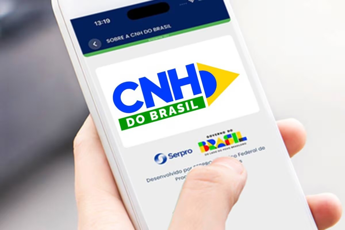 Ficou muito mais fácil usar os pedágios free flow pelo Brasil. O aplicativo CNH do Brasil passou a reunir a consulta e o pagamento da tarifa de 14 concessionárias, permitindo ver passagens, débitos pendentes e quitar a cobrança sem precisar acessar os canais de cada empresa.

Além de pagar, o motorista pode contestar passagens e acompanhar a confirmação. A tarifa não paga em até 30 dias pode virar multa de R$ 195,23 e cinco pontos na CNH. A novidade chega depois da suspensão de 3,7 milhões de multas do sistema, com o governo tentando centralizar e dar mais transparência ao pagamento.