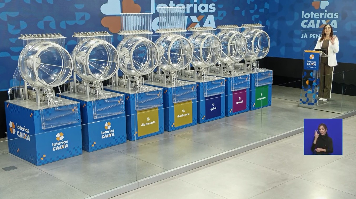 A espera acabou: a Mega-Sena está de volta com mais uma chance de mudar a vida de alguém. O sorteio desta terça-feira pode pagar R$ 3,5 milhões, e o g1 transmite tudo ao vivo pelas Loterias Caixa. Depois do prêmio gigante de R$ 164,9 milhões levado por um bolão de Fortaleza no último domingo, todos os olhos estão no próximo vencedor.

As apostas podem ser feitas até as 20h nas lotéricas ou pela internet, no site e no aplicativo Loterias Caixa. Uma aposta simples de seis dezenas custa apenas R$ 6 e pode ser paga por PIX ou cartão de crédito. Seja você um jogador de longa data ou um estreante de última hora, esse é o momento de sonhar alto.