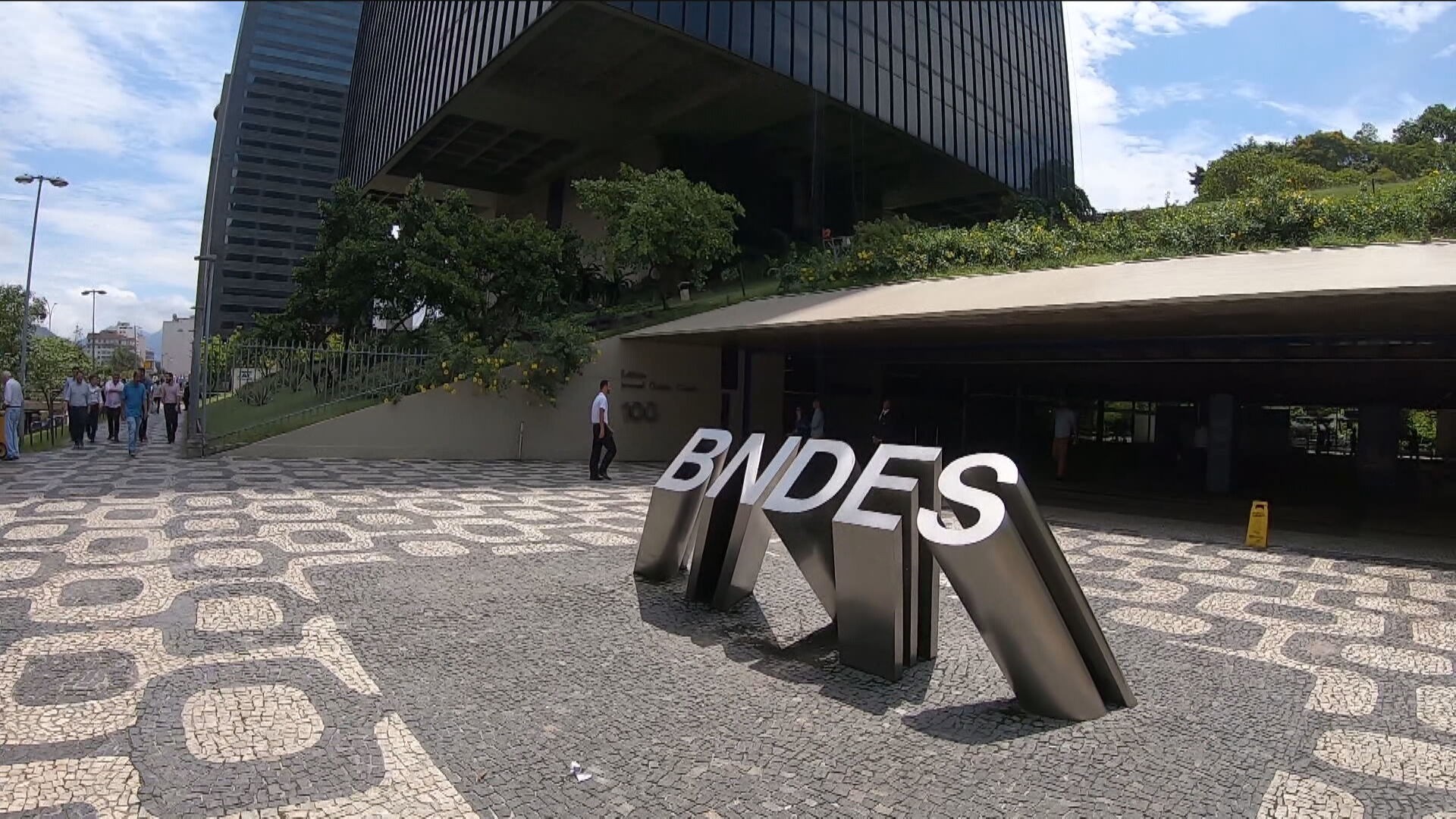 O BNDES turbinou o Plano Brasil Soberano: a participação do banco sobe para R$ 9,1 bilhões e o programa chega a R$ 22,6 bilhões em crédito para enfrentar o tarifaço dos EUA. Em 15 dias, empresas já poderão pedir financiamento.

Com linhas para capital de giro, exportação, inovação e minerais críticos, o plano mira os exportadores afetados pelas tarifas americanas e amplia o apoio a quem vende para o Golfo Pérsico. É um reforço direto à indústria e à soberania econômica do país.