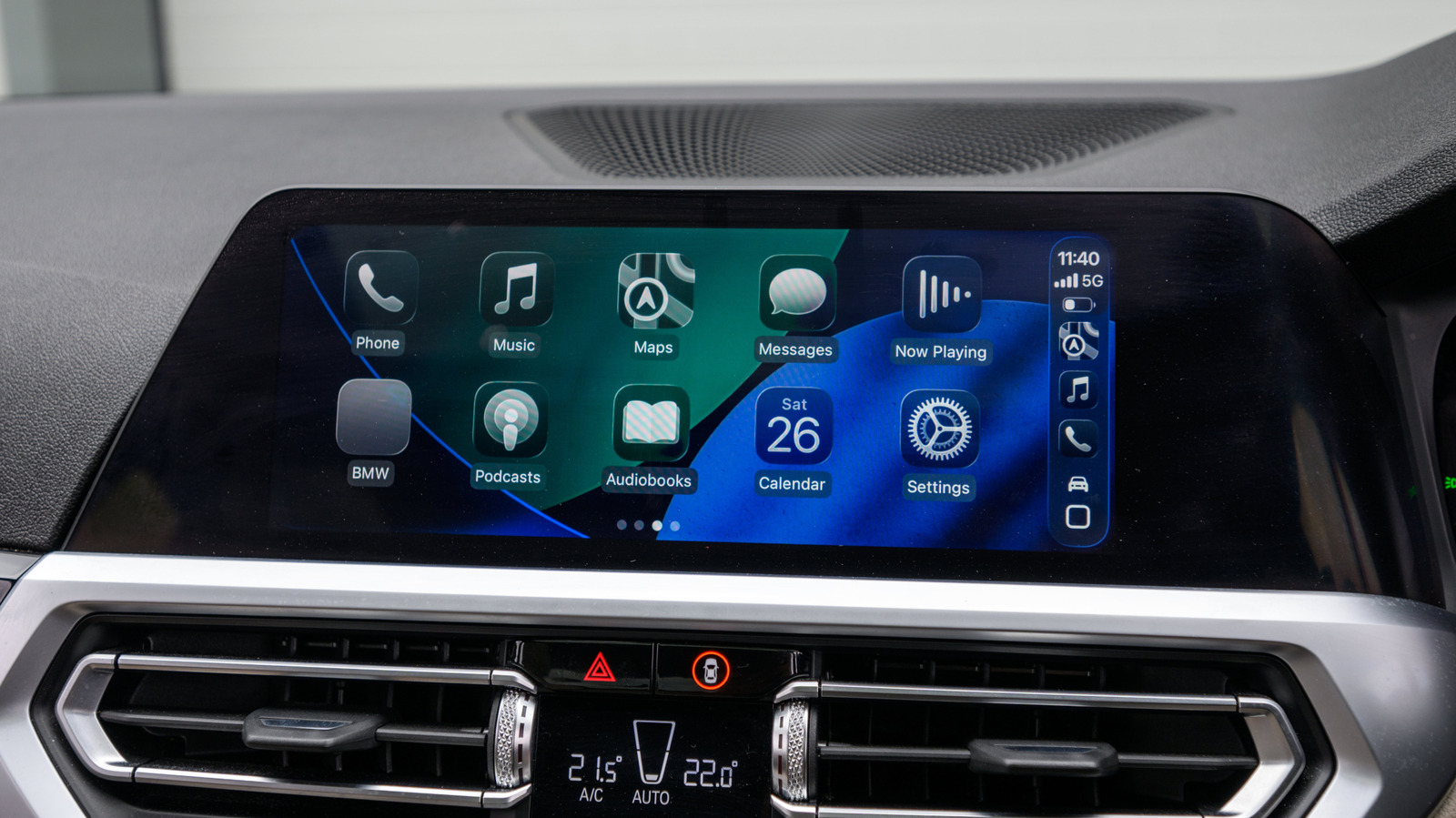 O CarPlay com fio é estável, mas mantém seu iPhone preso ao cabo. Um adaptador sem fio plug-and-play pode transformar a central multimídia do seu carro em uma experiência sem cabos por cerca de US$ 30 a US$ 50. O detalhe é que nem todo modelo acompanha as versões mais recentes do iOS, reconexão rápida ou os padrões wireless exigidos pelo sistema.

Antes de comprar, confirme se o carro já tem CarPlay integrado e verifique o tipo de porta USB. Procure por reconexão automática, Wi-Fi de 5 GHz, Bluetooth 5.0 ou superior e atualizações de firmware para evitar lentidão e problemas futuros. Se o carro é compartilhado, confira o suporte a vários iPhones pareados.