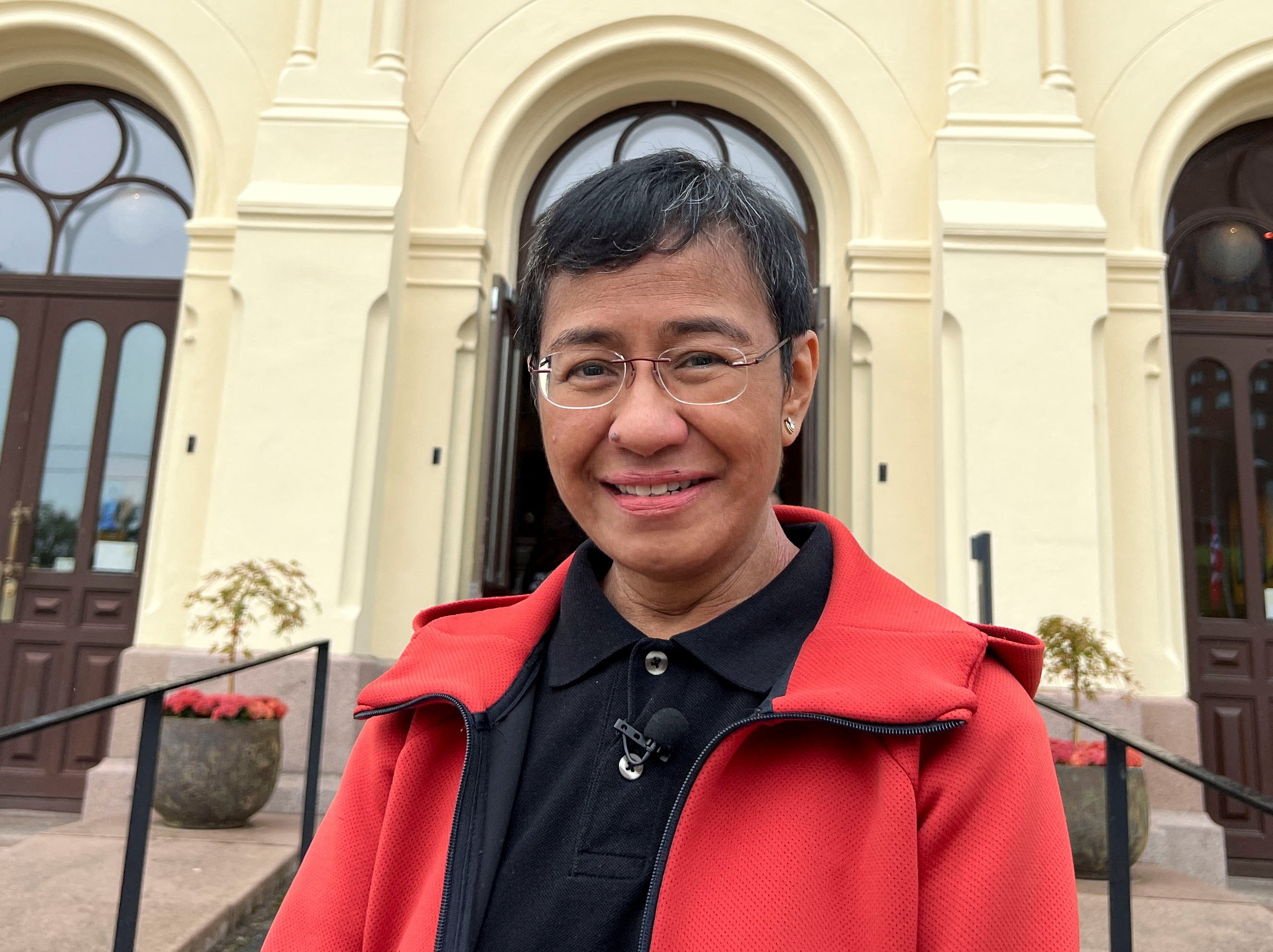 A ganhadora do Nobel da Paz Maria Ressa fez um alerta contundente: se não limitarmos a inteligência artificial agora, a humanidade perderá sua autonomia. Em conferência em Oslo, Ressa, que copreside o painel científico internacional da ONU sobre IA, defendeu que regular não é uma questão de liberdade de expressão, mas de segurança pública. Ela criticou as big techs por capturarem nossa atenção, hackearem nossa biologia e agora criarem IA agentiva que age em nosso lugar.

Ressa classificou como 'manobra de relações públicas' o argumento de que a regulação prejudicaria a disputa tecnológica com a China, lembrando que a China impõe mais salvaguardas a seus cidadãos do que o Vale do Silício ao resto do mundo. Ela elogiou ações judiciais contra a Meta e leis de limite de idade na UE e na Austrália, mas afirmou que a solução real é remover recursos que geram dependência para todos, não apenas para adolescentes. Sua proposta? Plataformas de interesse público como o Rappler Communities, baseadas em protocolos abertos e descentralizados, para promover conversas reais fora do controle corporativo.