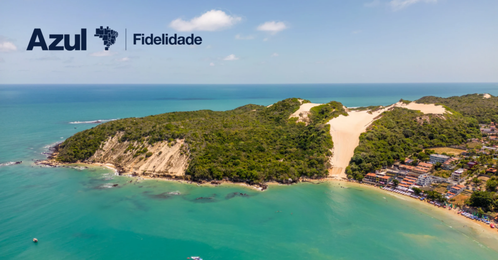 A Azul está deixando as viagens de praia mais acessíveis com resgates a partir de 5.040 pontos mais taxas por trecho. A lista inclui rotas como Belo Horizonte para o Rio de Janeiro, Porto Alegre para São Paulo, Recife para Natal, Campinas para Florianópolis e Curitiba para Recife, com datas entre novembro e abril.

Clientes Azul Diamante contam com valores reduzidos, enquanto os demais passageiros podem emitir com a pontuação padrão. A oferta também destaca um cartão com até 40.000 pontos bônus, um empurrão extra para quem já planeja a próxima escapada litorânea.