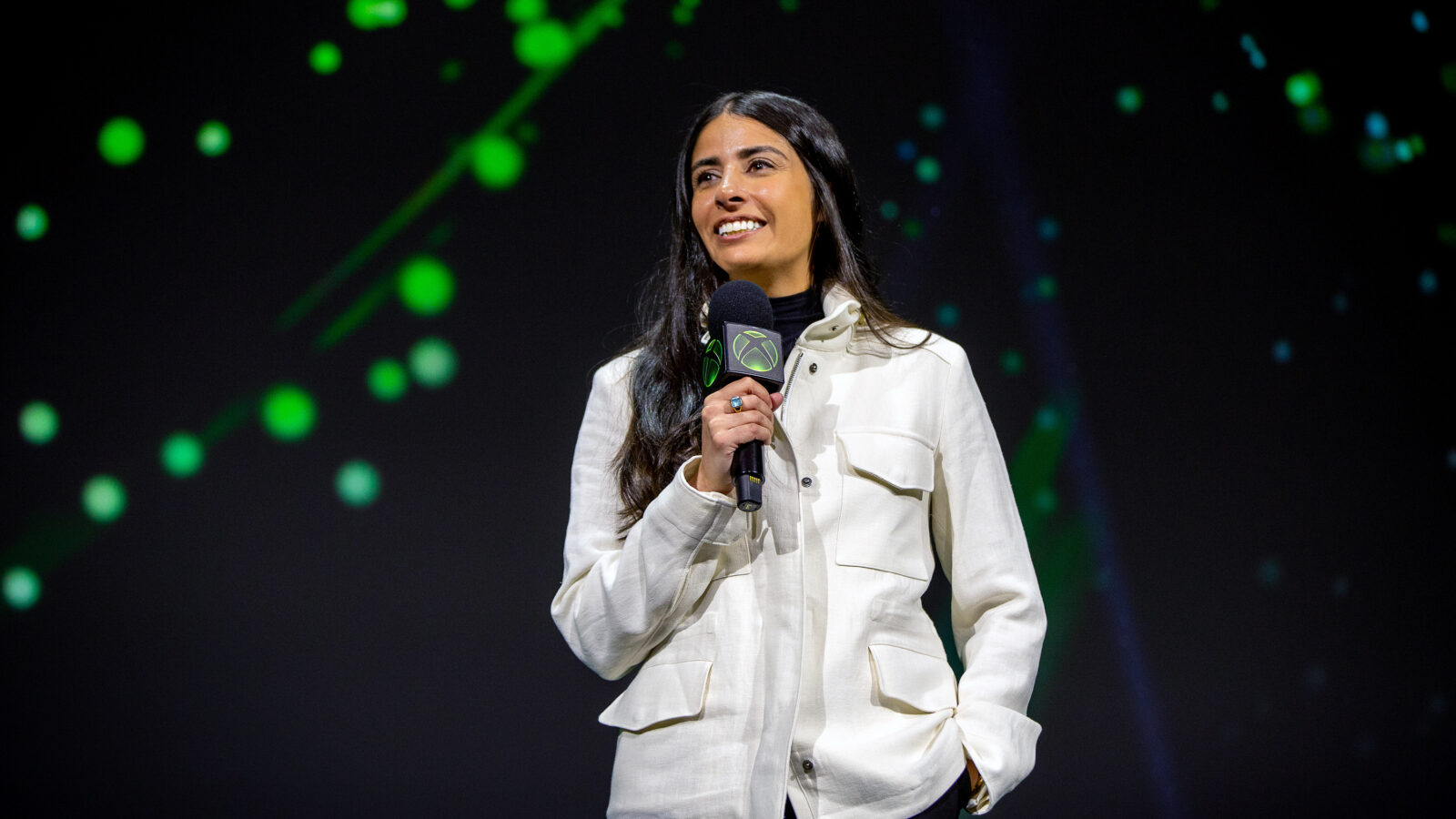 A CEO do Xbox, Asha Sharma, finalmente respondeu aos rumores de frente: o Xbox não está à venda. A declaração vem depois de meses de especulação de que a Microsoft avaliava uma cisão ou a venda total de sua divisão de games.

Mas o alívio tem gosto amargo. A Microsoft já demitiu cerca de 1.600 pessoas neste ano, planeja cortar outras 1.600 até o fim do ano fiscal de 2027 e ainda consolidou estúdios no caminho.

Dizer que uma marca não está à venda enquanto desmonta os times que criam seus jogos não é estabilidade. É uma reestruturação corporativa paga com o sustento de desenvolvedores, num mercado onde a integridade criativa perde cada vez mais espaço para a margem de lucro.