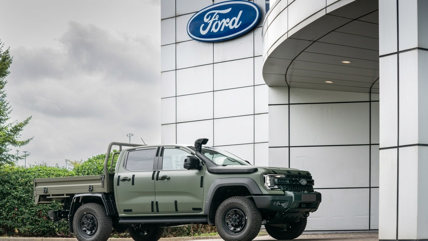 Diante de um declínio terminal, montadoras europeias estão migrando para a produção militar. Ford, Renault e Volkswagen estão convertendo fábricas ociosas para fabricar veículos militares e drones, esperando lucrar com o rearmamento da Europa em meio à guerra na Ucrânia.

Mas essa guinada para a economia de guerra levanta questões desconfortáveis. O acordo da Volkswagen para vender uma fábrica a um investidor israelense do setor de defesa e a parceria da Renault com a Thales para drones mostram como o complexo industrial-militar está engolindo a indústria automobilística. Vale a pena sobreviver a esse custo?

Enquanto o setor celebra novos contratos, críticos alertam que lucrar com conflitos só aprofunda o ciclo de militarismo e imperialismo. A pergunta permanece: é possível salvar o setor automotivo europeu sem alimentar a máquina de guerra?