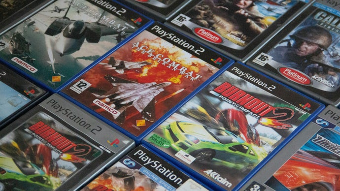 A Sony está consultando seus parceiros de desenvolvimento sobre a decisão de encerrar os lançamentos físicos de jogos, uma conversa que chega tarde demais, depois que a empresa já sinalizou um futuro totalmente digital. Melhor tarde do que nunca, mas isso soa menos como reconsideração real e mais como tentativa de conter a reação negativa de jogadores, desenvolvedores e publishers.

O problema vai muito além da nostalgia dos discos. Jogos físicos sustentam o mercado de usados, mantêm os preços competitivos para quem tem menos dinheiro e preservam os jogos como cultura mesmo quando as lojas digitais fecham. Um futuro só digital concentra ainda mais poder de precificação nas mãos da Sony e das grandes publishers, encolhendo a parte mais acessível do mercado.

Se a Sony realmente se importa com seus parceiros e com o público, deveria desacelerar, ouvir e garantir opções físicas flexíveis em vez de tratar todo um modelo de distribuição como detalhe descartável. Jogos não são apenas conteúdo de assinatura para ser desligado conforme a conveniência corporativa.