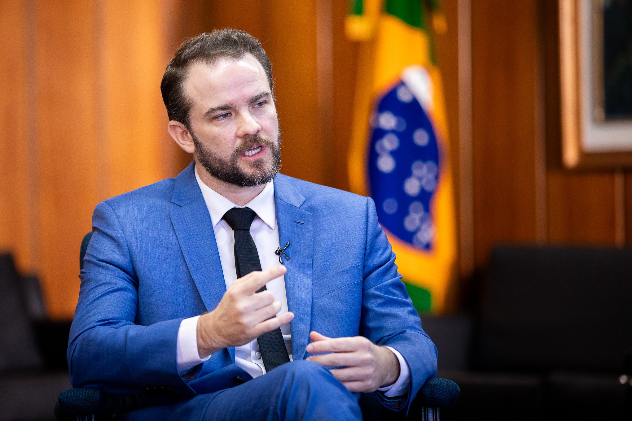 Em conferência financeira em São Paulo, o ministro da Fazenda criticou as novas tarifas dos EUA como um absurdo, lembrando que o Brasil tem déficit comercial com os norte-americanos. A mensagem foi clara: a punição não faz sentido e o país não vai aceitar imposições em silêncio.

Com o governo Lula acionando a Lei da Reciprocidade e reagindo às tarifas de 25% aplicadas por Trump, o jogo é pesado. Os EUA citaram PIX, etanol e desmatamento como justificativas, mas o Brasil segue firme, sem alinhamento automático a nenhuma potência. Uma defesa corajosa da soberania nacional e do comércio justo.