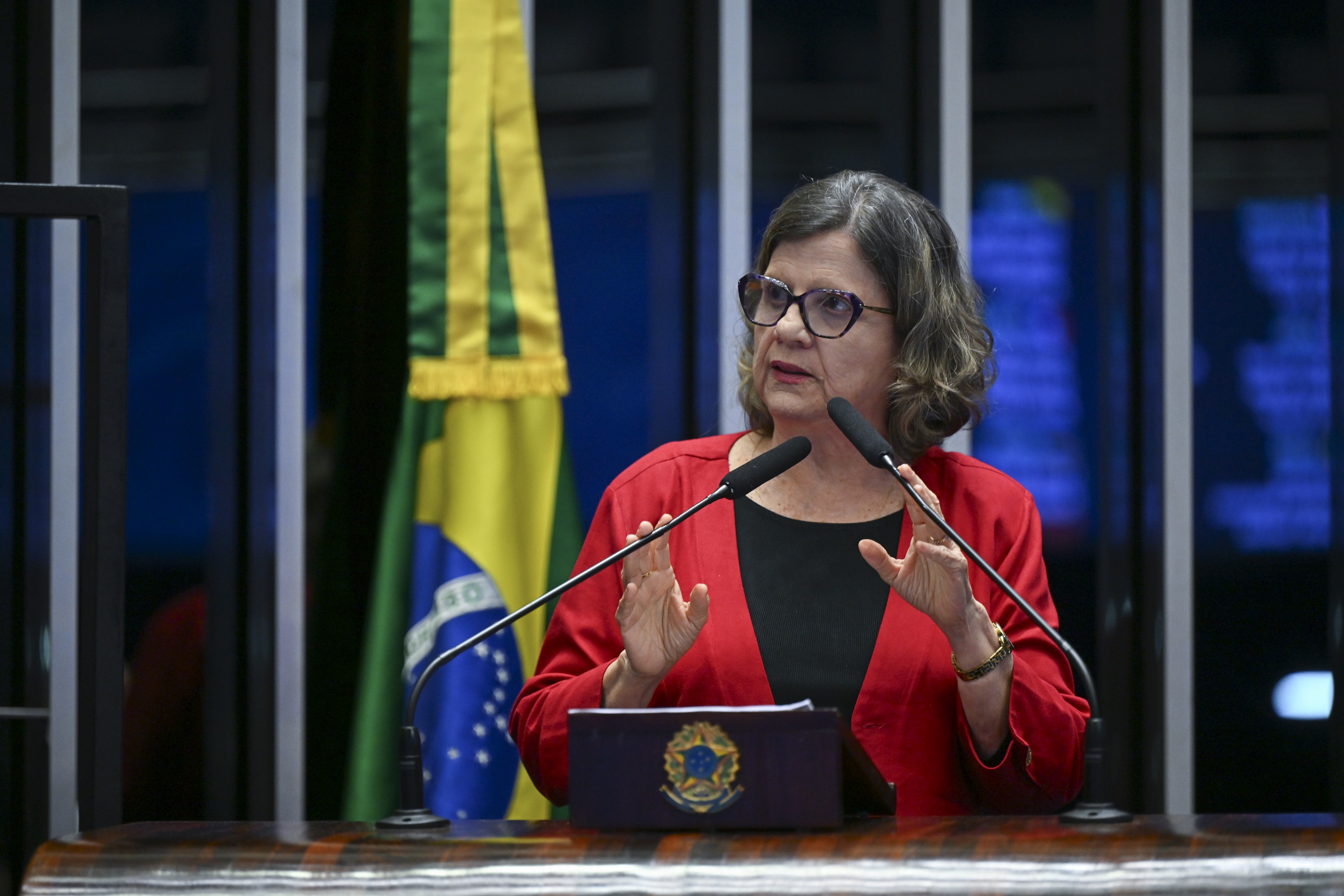 O Senado corre para aprovar a PEC que acaba com a cruel escala 6x1, reduzindo a jornada semanal de 44 para 40 horas e garantindo dois dias de folga remunerada, um deles preferencialmente aos domingos. Governistas e oposicionistas já admitem que há votos suficientes para aprovar o texto.

O momento é simbólico. A poucos dias do segundo turno, acelerar essa votação é uma resposta direta ao modelo que coloca o lucro acima do trabalhador. Até quem antes defendia jornadas mais longas agora corre para se alinhar à vontade da maioria do povo.

A proposta prevê um período de transição e abre exceção apenas para quem ganha acima de cerca de R$ 21.188 por mês. Para milhões de brasileiros, isso não é só uma mudança na lei. É um passo histórico rumo ao descanso, à saúde e a uma vida que não se resume ao cansaço.