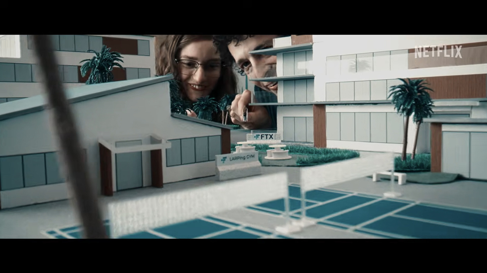 A Netflix acaba de divulgar o primeiro trailer de The Altruists, uma minissérie de oito episódios que transforma a ascensão e a queda espetacular da FTX em um drama imperdível. Anthony Boyle interpreta Sam Bankman-Fried, e Julia Garner dá vida a Caroline Ellison, mostrando a relação e as decisões de negócios que levaram a um dos maiores colapsos da história das criptomoedas.

A produção revisita como a FTX se tornou uma exchange com volume diário de US$ 10 bilhões antes de implodir em 2022, revelando um rombo de US$ 8 bilhões nos fundos de clientes. Bankman-Fried foi condenado por sete acusações de fraude e conspiração e sentenciado a 25 anos de prisão. The Altruists estreia em 19 de novembro.
