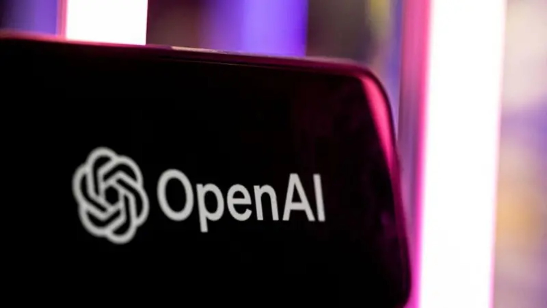 A OpenAI está elevando o nível da segurança de adolescentes no ChatGPT. A empresa acaba de anunciar um novo pacote de proteções que vai limitar informações práticas sobre armas e sistemas de segurança para usuários adolescentes, mesmo quando não houver sinais claros de intenção violenta. O sistema também poderá encerrar automaticamente conversas ao identificar fixação por violência, e casos repetidos podem levar à suspensão temporária da conta.

Pais que têm contas vinculadas às dos filhos serão notificados caso haja suspensão. A OpenAI afirma que também aprimorou a tecnologia de estimativa de idade para direcionar mais adolescentes à versão do ChatGPT para menores de 18 anos. Para todos os usuários, a empresa vai reduzir o nível de detalhes sobre ataques em massa do passado, incluindo as armas usadas e como foram obtidas.

As mudanças chegam em meio a uma pressão crescente sobre como ferramentas de IA lidam com temas sensíveis para jovens. A OpenAI diz que as novas medidas de segurança serão implementadas nas próximas semanas e continuarão sendo aprimoradas. A medida vem após relatos de que alertas aos pais na versão adolescente do ChatGPT podem chegar tarde demais ou nem serem enviados quando conversas envolvem suicídio, automutilação ou transtornos alimentares.