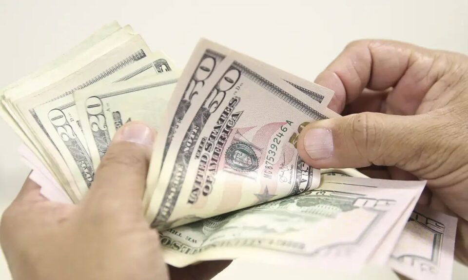 O dólar operou em queda nesta quarta-feira (30), recuando 0,81% e sendo cotado a R$ 5,1750. O movimento acontece após o PCE, medida de inflação preferida do Federal Reserve, vir abaixo do esperado, com alta de 3,4% em agosto. Enquanto isso, o Ibovespa caiu 1,27%, refletindo a cautela dos investidores.

No cenário político, a nova pesquisa Quaest mostra Lula (PT) com 39% das intenções de voto contra 34% de Flávio Bolsonaro (PL). A cinco dias do primeiro turno, a corrida presidencial segue acirrada, mas a vantagem do campo progressista reforça a rejeição ao projeto conservador e de extrema-direita. As contas públicas também ficaram no radar, com déficit primário de R$ 10 bilhões em agosto.