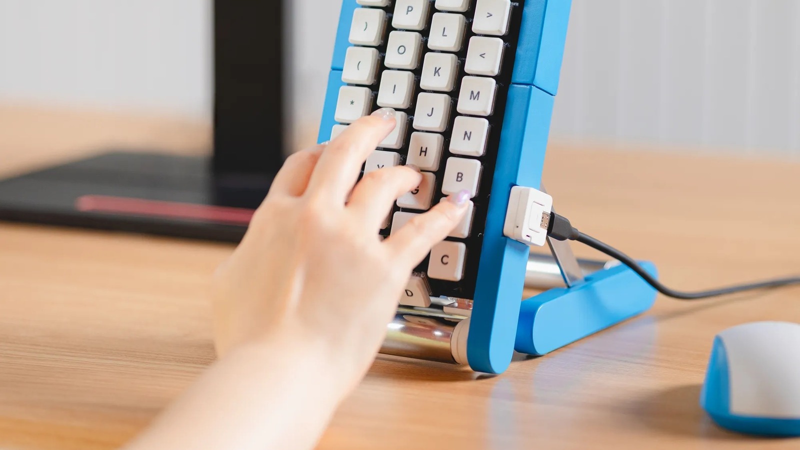 O Google Japão fez de novo. A empresa acabou de apresentar um teclado de esteira transportadora que literalmente leva as teclas até os seus dedos, transformando a digitação em uma experiência de linha de montagem. É absurdo, brilhantemente desnecessário e nós amamos.

Como todo ano, isso faz parte da tradição lúdica do Gboard no Japão. O melhor? Os planos estão no GitHub, então você pode construir o seu. É um lembrete de que a tecnologia ainda pode ser divertida, estranha e maravilhosamente humana.