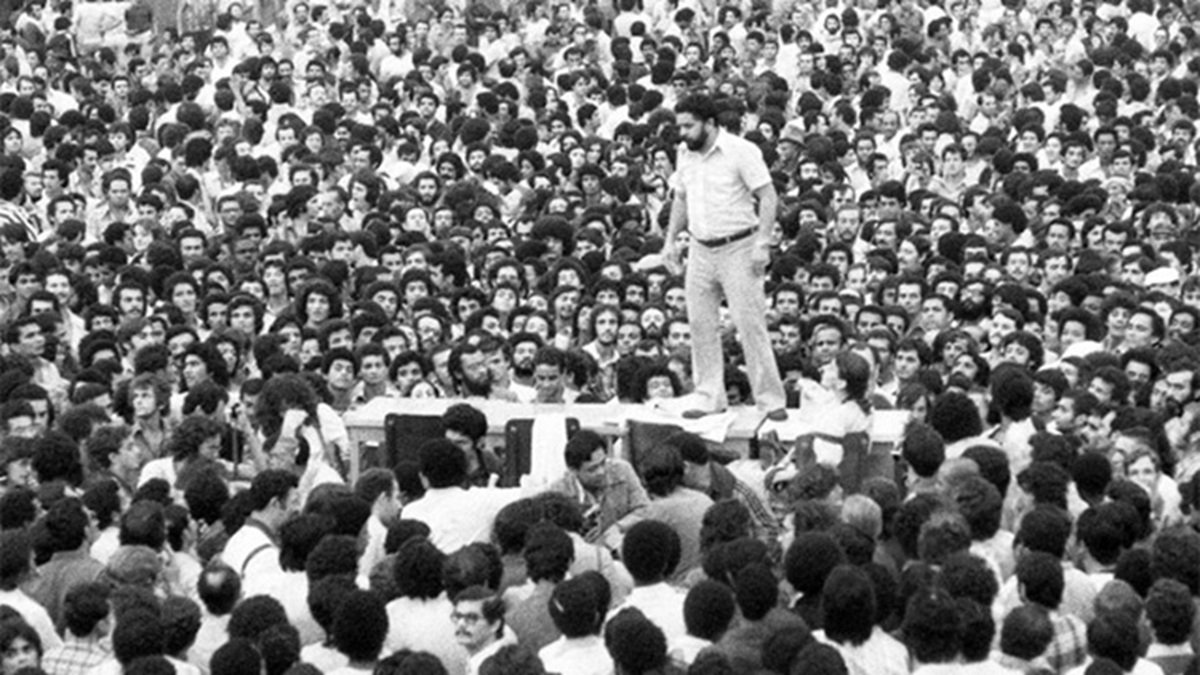 O histórico estádio da Vila Euclides volta ao centro do cenário político brasileiro. Em 1979, 80 mil metalúrgicos desafiaram a ditadura militar em uma assembleia que se tornou símbolo da resistência da classe trabalhadora. Agora, em 2026, o primeiro comício de Lula no mesmo local reacende essa memória poderosa.

Um novo ensaio reflete sobre o significado desse momento, conectando a luta por salários e democracia à biografia do ex-presidente. É um lembrete de que a luta pelos direitos dos trabalhadores está longe de acabar.