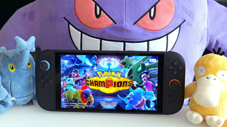 Pokémon Champions chegou e é a experiência de batalha competitiva que a franquia sempre precisou. O jogo gratuito elimina a parte mais tediosa da preparação, permitindo montar um time forte em minutos com distribuição de stats simplificada e sem precisar capturar ou chocar monstros perfeitos.

Disponível para Switch, Switch 2 e celulares, o título coloca o combate clássico em primeiro plano, com batalhas ranqueadas, megas evoluções e uma barreira de entrada muito menor para novos treinadores. A monetização ainda não é perfeita, com assinatura mensal e battle pass em paralelo, mas o conjunto é uma grande vitória para os fãs.