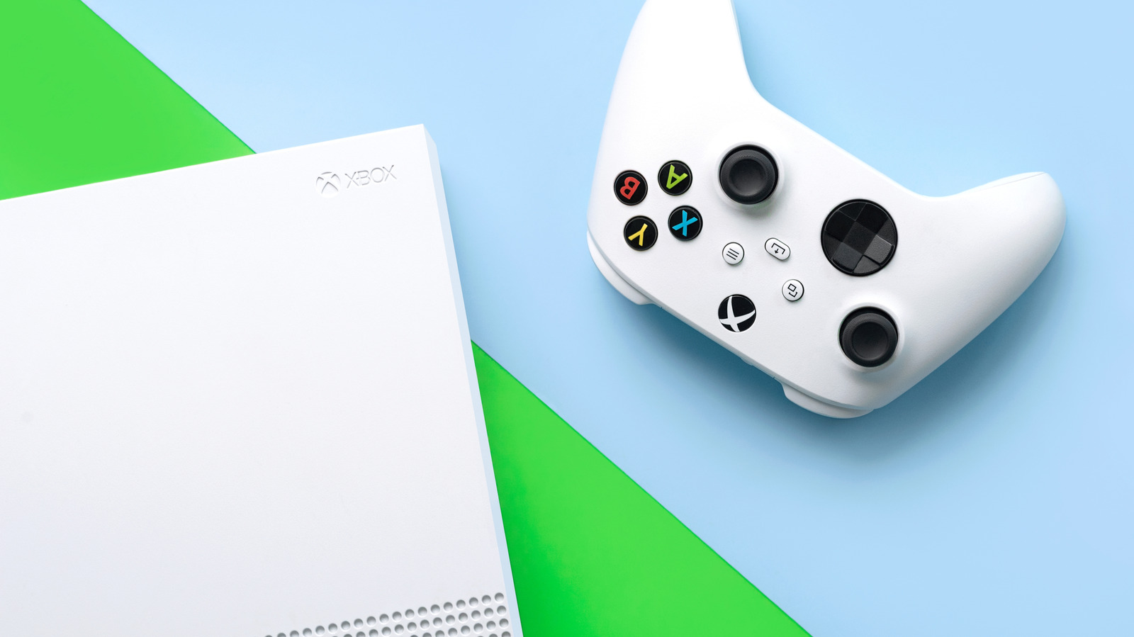 Um gerente de estratégia da Xbox afirmou que a inteligência artificial já faz parte do desenvolvimento de jogos e que estúdios que negam isso estariam fingindo. As declarações foram apagadas e a conta foi desativada, mas o debate veio à tona: grandes publishers correm para vender a IA generativa como atalho para cortar custos, enquanto desenvolvedores independentes e jogadores reagem por preocupações com trabalho, meio ambiente e criatividade.

A disputa real não é sobre tecnologia pela tecnologia. É sobre quem controla o futuro da produção de jogos. Quando executivos usam o hype da IA para justificar demissões em massa, fechamento de estúdios e menos empregos criativos, a indústria troca artesanato por margem trimestral. A resistência de estúdios independentes e os selos de jogos sem IA mostram que desenvolvedores e jogadores ainda valorizam criatividade humana e condições justas de trabalho.