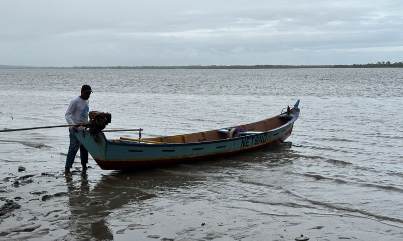 O governo federal decidiu ampliar o prazo para solicitação do Seguro-Defeso, um benefício essencial que garante renda ao pescador artesanal durante o período em que a pesca de determinadas espécies é proibida para preservar a reprodução.

Agora, os requerimentos podem ser apresentados entre 30 dias antes e 90 dias após o início do defeso, adequando as regras à realidade de quem vive em regiões com acesso instável à internet ou longe dos postos de atendimento. É uma vitória concreta para trabalhadores e trabalhadoras da pesca artesanal, que sustentam o país e merecem proteção de verdade.

A medida já está em vigor e o pedido pode ser feito pelo Portal Emprega Brasil ou pela Carteira de Trabalho Digital, sem alterar os requisitos legais nem o número e o valor das parcelas.