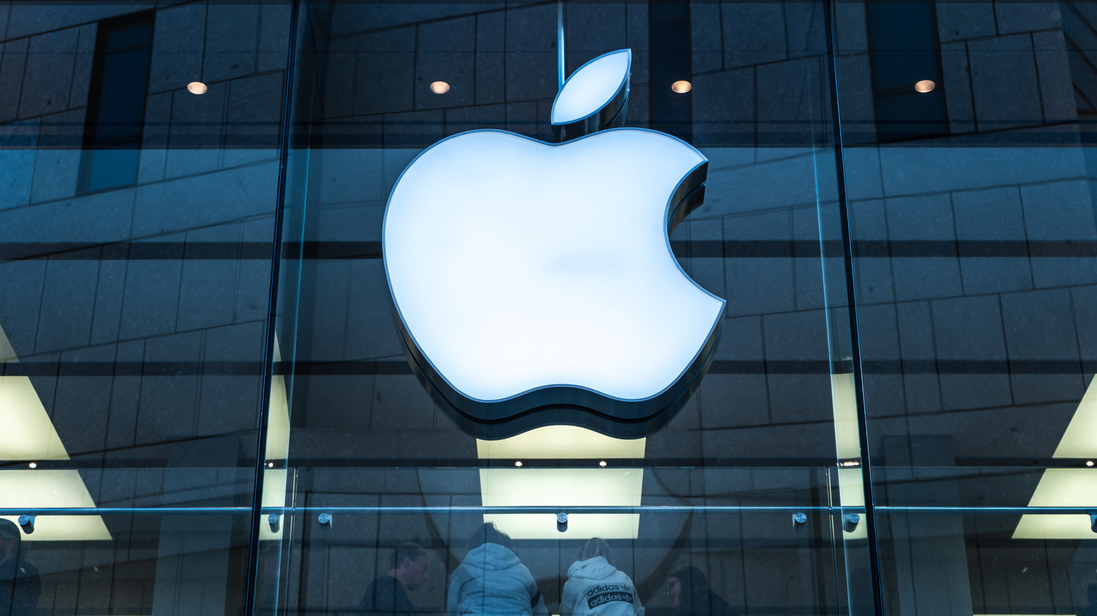 A Apple finalmente está entrando na era dos dobráveis, e o nome que circula é iPhone Duo. Segundo um novo relatório da Bloomberg, o novo dobrável deve custar a partir de US$ 2.000 na versão de 256GB e chegar perto de US$ 3.000 no modelo de 2TB. É um preço ousado, mas menor do que muitos esperavam, um sinal de que a Apple quer emplacar desde o lançamento.

O Duo deve trazer o novo chip A20 Pro, modem C2, câmeras traseiras duplas de 48MP, suporte ao Apple Pencil e um sistema de dobradiça magnética. Os rumores também apontam para um design em formato paisagem, ideal para vídeos e multitarefa, opções nas cores azul escuro e branco e lançamento em outubro. Com o evento da Apple acontecendo hoje, um dos lançamentos mais aguardados dos últimos anos pode finalmente ser confirmado.