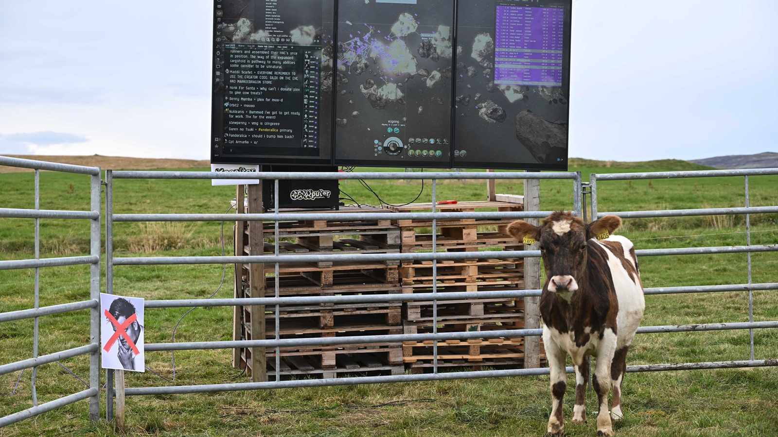Esqueça os pilotos humanos. A Fenris Creations equipou uma vaca islandesa chamada FC CapitalCowPilot com um cercado cheio de botões à prova de vaca que acionam ações reais dentro do EVE Online. Ela está ao vivo agora, liderando uma frota pública de mineração no sistema Jouvulen, em região de alta segurança.

A operação é tranquila e de baixo risco, mas é EVE: quando outros jogadores entram na frota, o caos pode aparecer a qualquer momento. Acompanhe essa pioneira bovina no comando de uma frota e veja como até uma vaca pode aprender a sobreviver em um dos MMOs mais difíceis dos games.