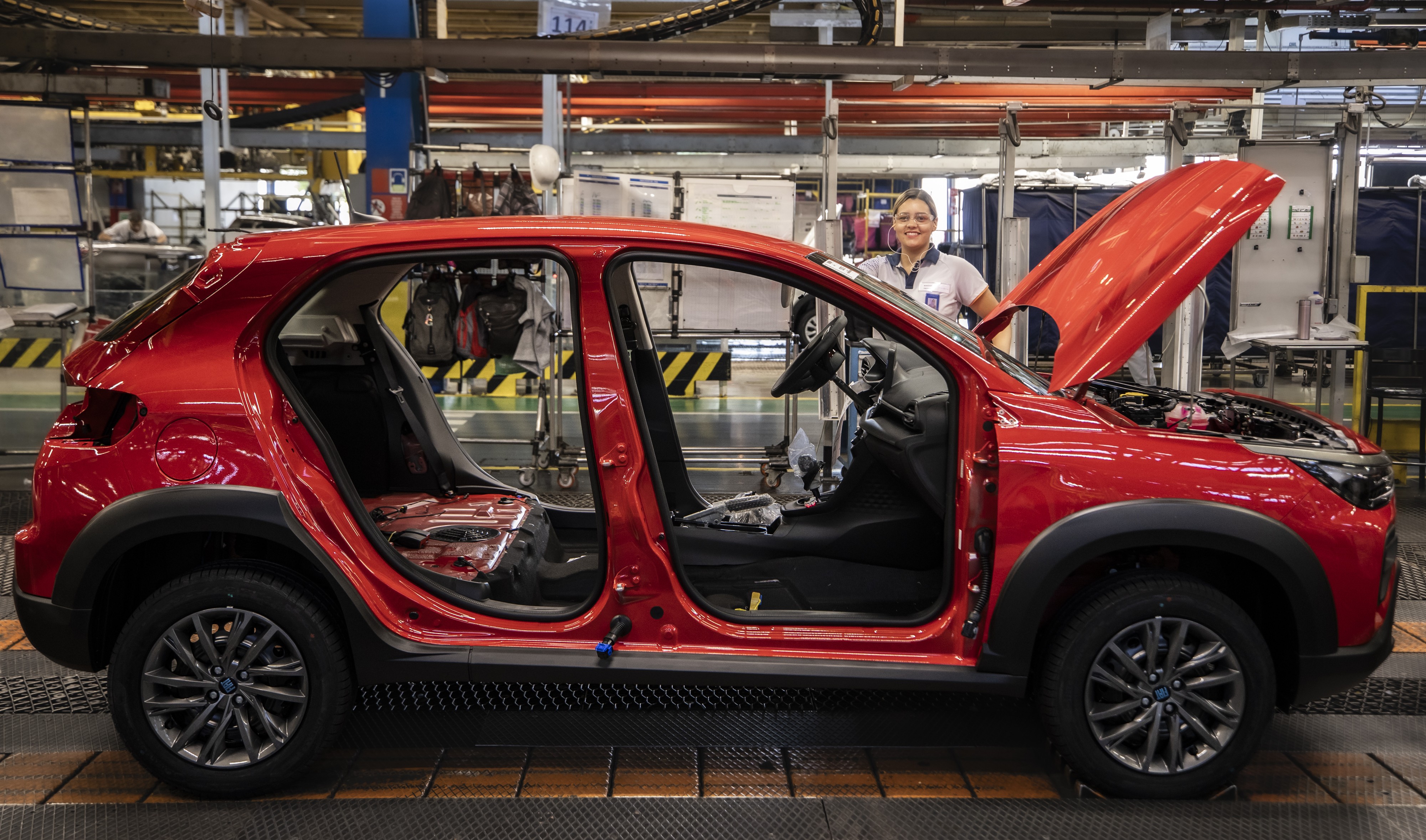 O mercado automotivo brasileiro está mudando de marcha. Entre janeiro e agosto de 2026, o Brasil importou 406,7 mil veículos, alta de 29,8% na comparação com o mesmo período de 2025, e mais da metade desses carros veio da China. A produção nacional também cresceu 8,5%, chegando a quase 1,9 milhão de unidades, mas dois terços da expansão vieram de modelos CKD e SKD montados com conjuntos importados.

Os eletrificados estão roubando a cena: em agosto, representaram 24,4% das vendas, participação recorde. Só os elétricos puros somaram 25,9 mil unidades no mês, enquanto os emplacamentos acumulados de elétricos e híbridos dispararam 125,8% no ano. As exportações ainda enfrentam dificuldades, mas o mercado interno segue acelerando sem perder o ritmo.