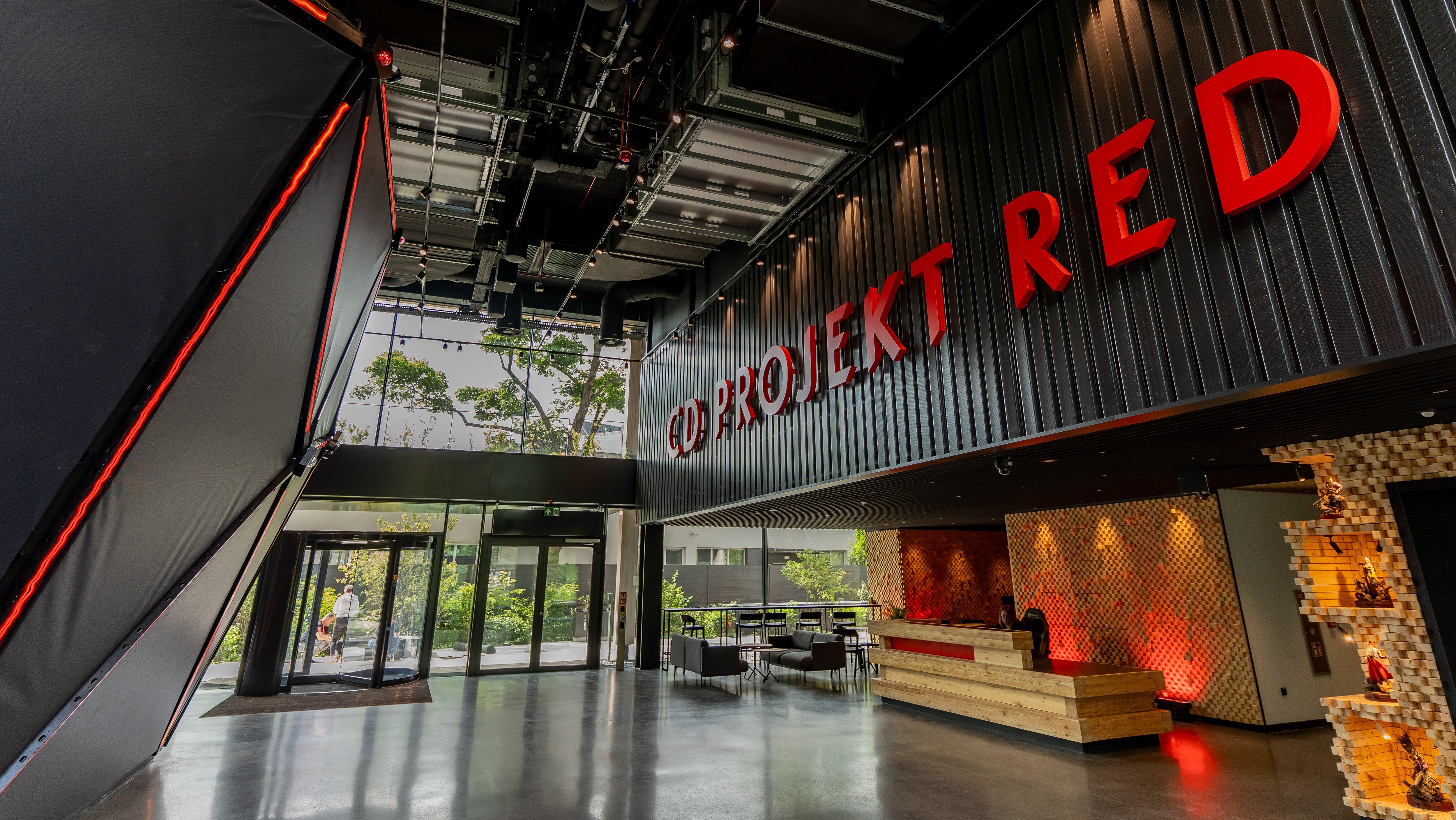 A CD Projekt Red concluiu a fase de visao de mundo da sua nova IP, o Project Hadar, e o estudio ja comecou oficialmente a transformar esses conceitos em um jogo de verdade. O co-CEO Michal Nowakowski chamou o projeto de maior empreitada da historia do estudio, com anos de trabalho para construir um universo coerente e seus elementos-chave, embora o jogo ainda nao esteja em pre-producao.

Vagas recentes davam pistas de um RPG de mundo aberto emocional, feito para superar limites, e a equipe de Hadar ja passa de 30 pessoas, com planos de chegar a 50 desenvolvedores. O estudio polones tem uma agenda ambiciosa, com The Witcher 4 previsto para 2028, a terceira expansao de Wild Hunt chegando no ano que vem, Cyberpunk 2 no horizonte e uma nova trilogia de The Witcher planejada para apenas seis anos.

Um universo RPG de mundo aberto totalmente novo vindo das mentes por tras de The Witcher e Cyberpunk e o tipo de aposta de longo prazo que merece ser celebrada, e prova que visao criativa ousada, e nao corte de custos sem fim, e o que mantem essa industria viva. Que o estudio trate bem seus desenvolvedores e de a Hadar o tempo e o cuidado que ele merece.