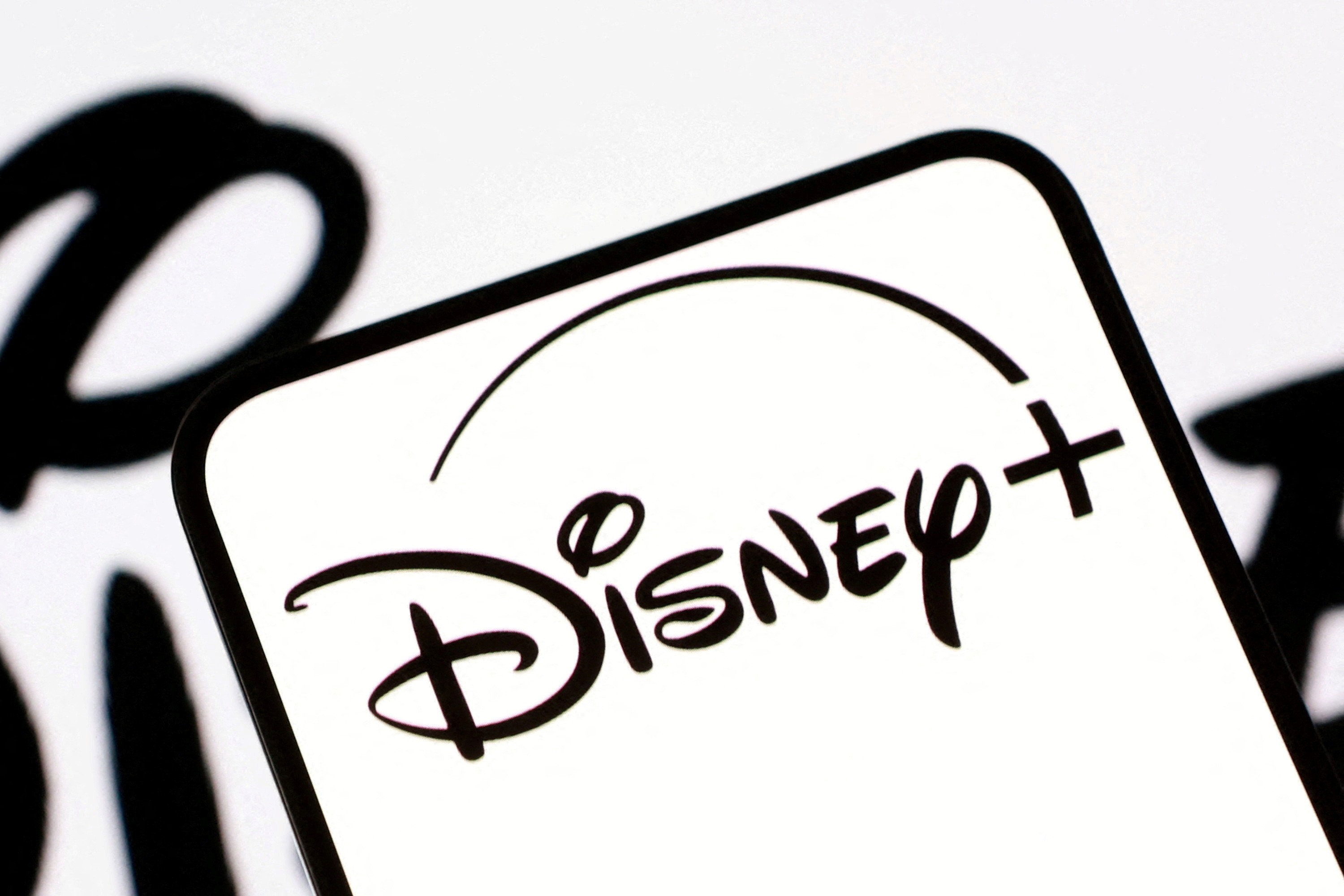 Em um confronto direto com a Casa Branca, a Disney entrou na Justiça contra o governo Trump para impedir que a FCC use a renovação de licenças como arma contra a ABC. A empresa afirma que a comissão está tentando punir a rede por sua independência editorial, depois que Trump atacou repetidamente a ABC News, Jimmy Kimmel e o 'The View'.

O caso expõe uma ofensiva de pressão: a FCC antecipou em mais de dois anos a revisão das licenças, um dia após Trump pedir publicamente a demissão de Kimmel. Para a Disney, isso viola a Primeira Emenda e transforma o poder regulatório em instrumento de retaliação política contra o jornalismo crítico.

Com risco de uma audiência a qualquer momento, a Disney pede uma liminar urgente para travar o processo. A briga define se as licenças de radiodifusão vão continuar sendo uma proteção à liberdade de imprensa ou virarão moeda de troca para perseguir veículos independentes.