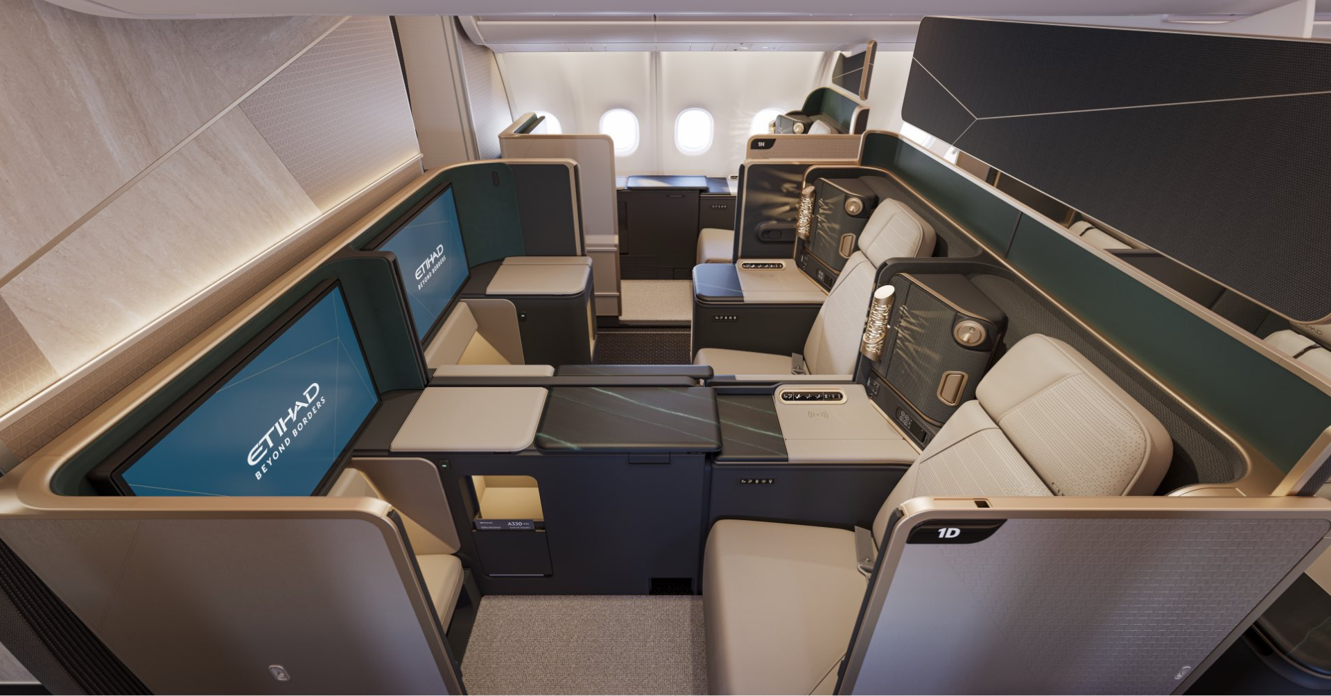 A Etihad Airways está redefinindo a experiência premium com o Beyond Borders, um novo conceito de cabine que chega aos Airbus A330neo e A321LR. O redesenho alcança todas as classes, de quatro suítes privativas na Primeira Classe com portas e telas de 32 polegadas a 24 assentos Executivos voltados para a frente, com portas deslizantes e acesso direto ao corredor.

O A330neo entra em serviço a partir de setembro de 2027, com 15 aeronaves incorporadas ao longo de cinco anos dentro de um investimento de US$ 20 bilhões em experiência do cliente. A Econômica ganha 252 assentos, telas 4K de 13,3 polegadas e opções com mais espaço para as pernas, enquanto o design inspirado em Abu Dhabi cria uma identidade visual contínua entre lounges e aeronaves.
