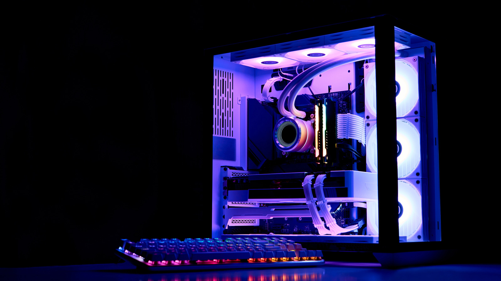 Quedas de energia são mais do que um incômodo. Quando a eletricidade volta, picos de tensão podem queimar placa-mãe, RAM, SSDs e até roteadores; desligar o PC não é suficiente.

A sobretensão que chega com o retorno da energia costuma ser pior do que o próprio apagão. Tirar o desktop, o roteador e outros eletrônicos caros da tomada antes ou durante a interrupção é um hábito rápido que evita danos ao hardware e perda de dados.

Para uma proteção mais forte, use um bom filtro de linha ou um nobreak, e espere alguns minutos após a energia voltar antes de reconectar tudo.