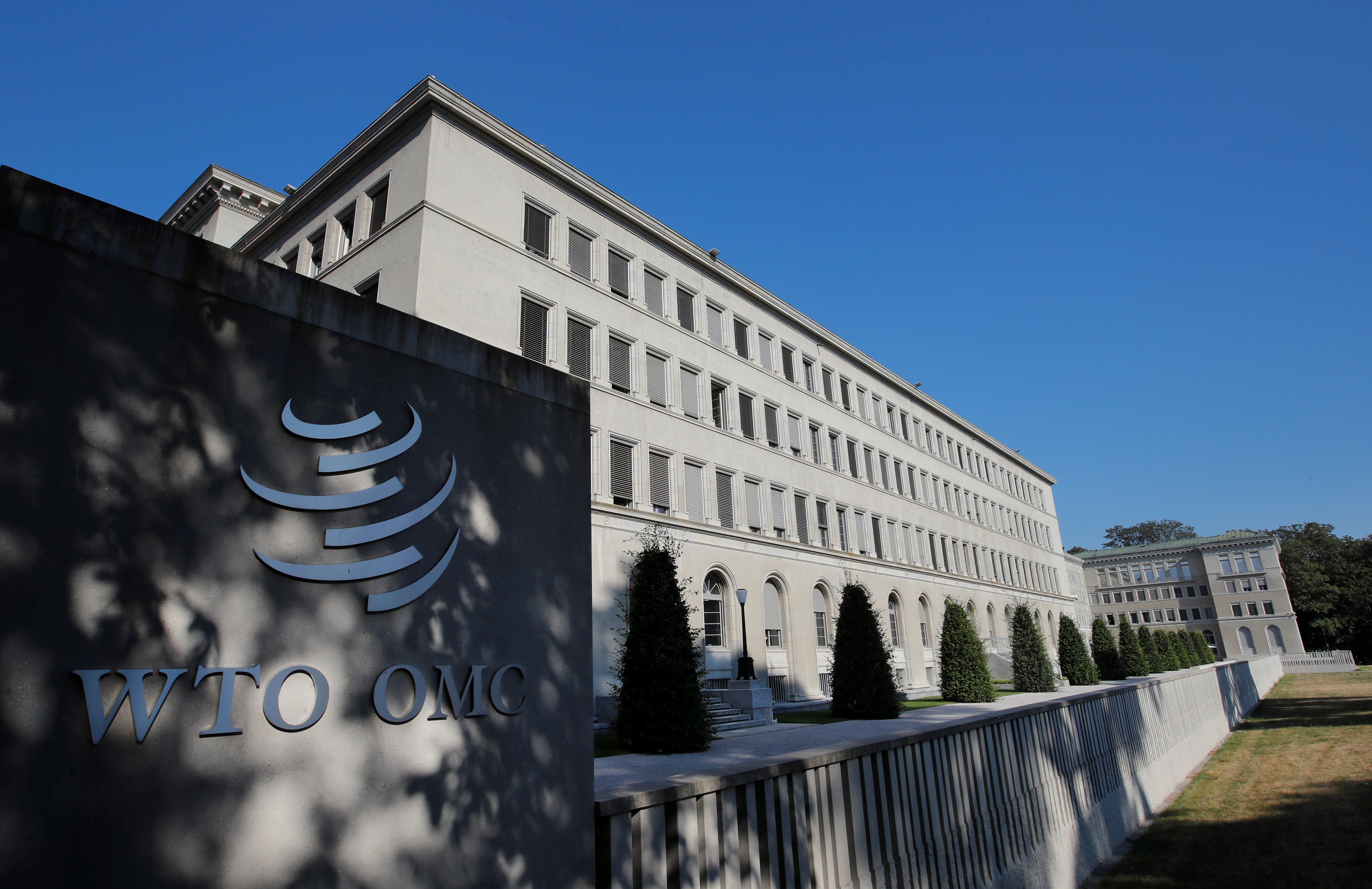 Os Estados Unidos rejeitaram o pedido da China para participar do caso do Brasil na Organização Mundial do Comércio contra o tarifaço americano, escancarando até onde Washington vai para manter isolada qualquer contestação à sua ofensiva comercial unilateral.

O Brasil levou a disputa à OMC para reagir às tarifas punitivas, mesmo com a entidade enfraquecida e sua instância máxima de apelação paralisada. Os EUA alegam que Pequim não tem 'interesse comercial substancial' na questão, argumento que soa mais como tentativa de barrar aliados do que como tese jurídica séria.

As consultas entre Brasil e Estados Unidos estão marcadas para sexta-feira, em Genebra. Se não houver acordo, o Brasil pode pedir a abertura de um painel, e o mundo ficará observando se as regras multilaterais ainda significam algo diante da coerção econômica.