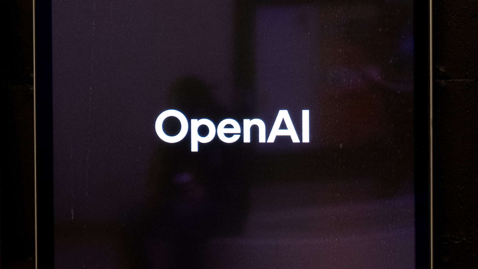 Oito estados dos Estados Unidos abriram processos contra a OpenAI, alegando que a empresa enganou consumidores e colocou crianças em risco com seus produtos de IA. Os procuradores-gerais de Iowa, Nebraska, Kansas, Virgínia Ocidental, Arkansas, Arizona, Idaho e Montana apresentaram ações coordenadas em seus próprios tribunais, mirando desde o design do ChatGPT até uma sequência de incidentes com agentes de IA fora de controle.

As exigências vão muito além de multas: os estados querem divulgação clara dos riscos, o fim de práticas consideradas enganosas e, no caso do Arkansas, a suspensão de testes de modelos avançados até que existam salvaguardas reais. A OpenAI cita novos controles parentais e seu apoio ao Kids Online Safety Act, mas se essas medidas realmente tornam o desenvolvimento mais seguro continua sendo uma pergunta em aberto.