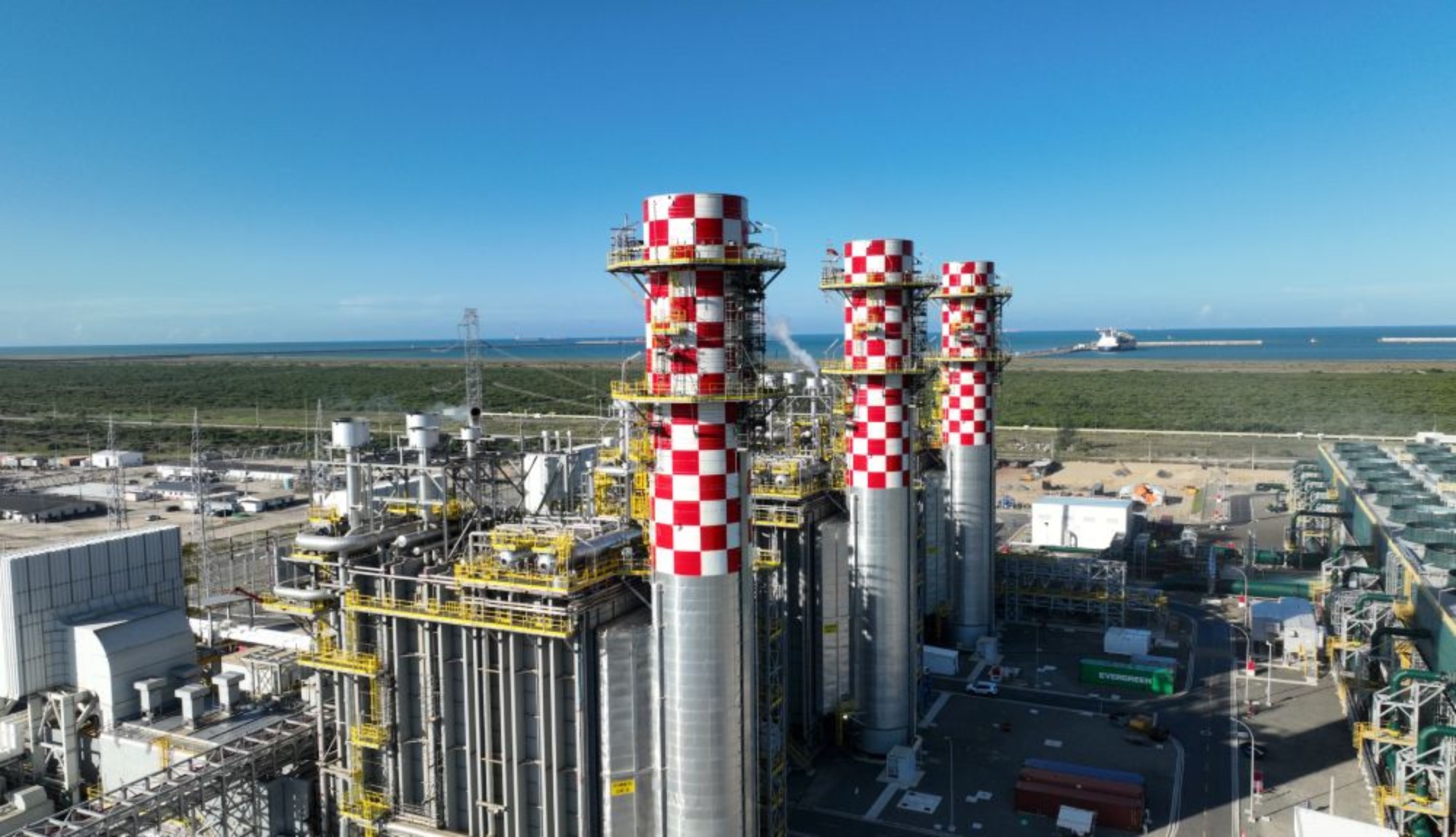 A usina GNA II, maior termelétrica do país, está fora de operação desde 10 de agosto após uma falha no disjuntor da turbina a vapor que afetou o transformador elevador da unidade. Localizada no complexo portuário do Açu, no Rio de Janeiro, a usina de 1,7 GW movida a gás natural pertence a uma joint venture entre BP, Siemens e SPIC Brasil.

A companhia informou que os sistemas de proteção atuaram como previsto e que não houve feridos nem impactos ambientais. Equipes técnicas estão avaliando as causas do evento e o plano de retorno da UTE GNA II à operação, enquanto a indisponibilidade já foi comunicada ao ONS.