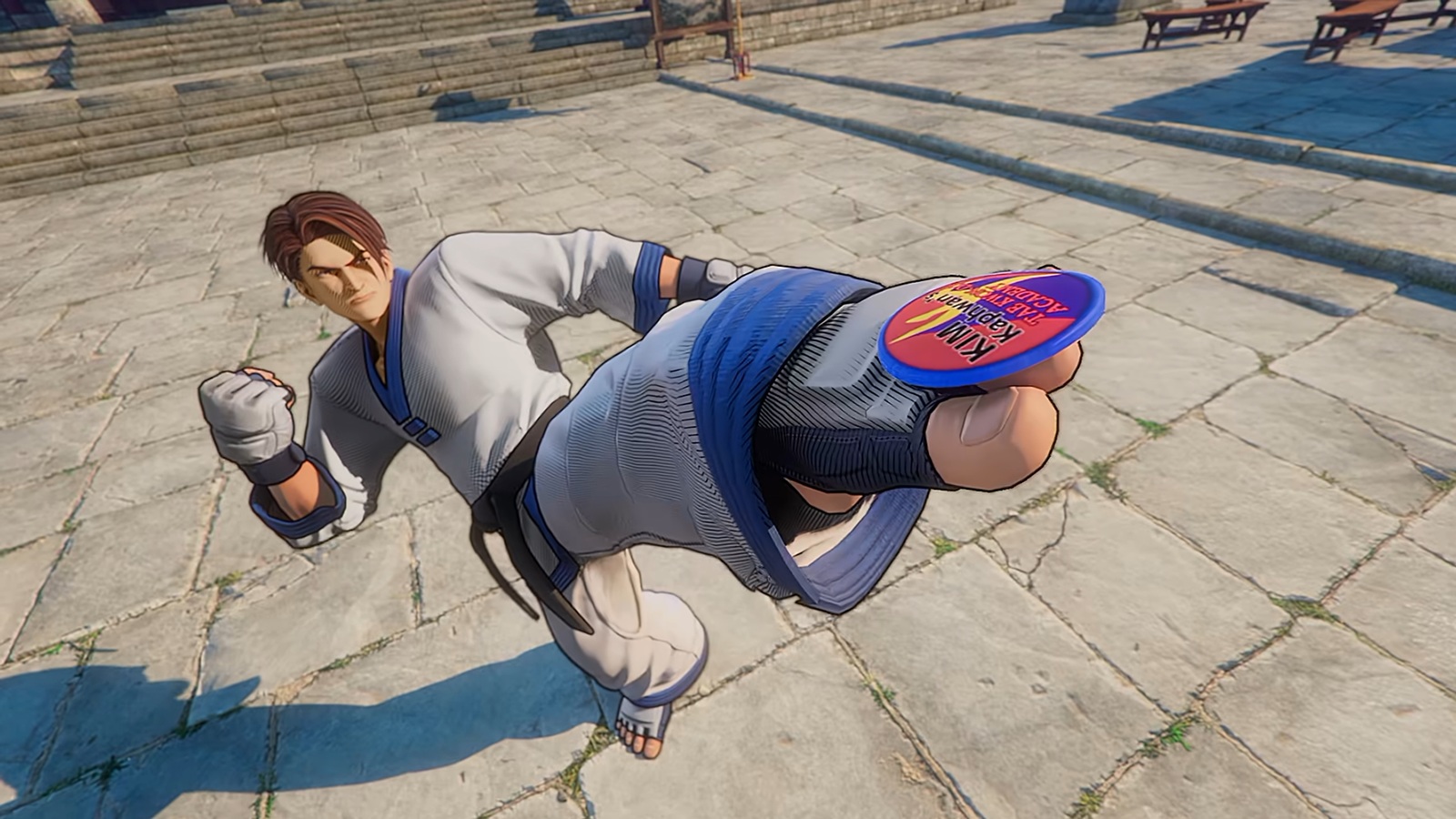 O especialista original em Taekwondo está de volta. A SNK confirmou que Kim Kaphwan chega a Fatal Fury: City of the Wolves em 24 de setembro, disponível em todas as plataformas como parte do Season Pass 3, com um novo trailer de gameplay mostrando sua sequência característica de chutes limpos e precisos.

Favorito dos fãs desde Fatal Fury 2, de 1992, e capitão de longa data do Time Coreano em King of Fighters, Kim agora divide o elenco com seus próprios filhos, Kim Dong Hwan e Kim Jae Hoon. A grande questão é como a SNK vai diferenciar o mestre, já que seus herdeiros já emprestam boa parte de seu repertório de golpes.

É um ótimo momento para a comunidade de jogos de luta e um lembrete do que faz o gênero prosperar: personagens icônicos, profundidade competitiva e estúdios que investem em suporte de longo prazo em vez de buscar lucro rápido. Que esse compromisso com os jogadores e com quem desenvolve os jogos continue sendo a prioridade.