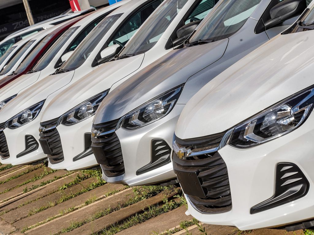 O Conselho Monetário Nacional aprovou novas regras para o programa Move Brasil, elevando o valor máximo dos veículos financiados por taxistas e motoristas de aplicativo de R$ 150 mil para R$ 200 mil. O prazo de pagamento também subiu de 72 para até 84 meses, com carência de até seis meses.

Com o novo teto, o programa passa a cobrir cerca de 88% do mercado-alvo, adicionando aproximadamente 486 mil veículos ao universo elegível. O governo reservou até R$ 30 bilhões em recursos para financiamento do transporte profissional de passageiros.