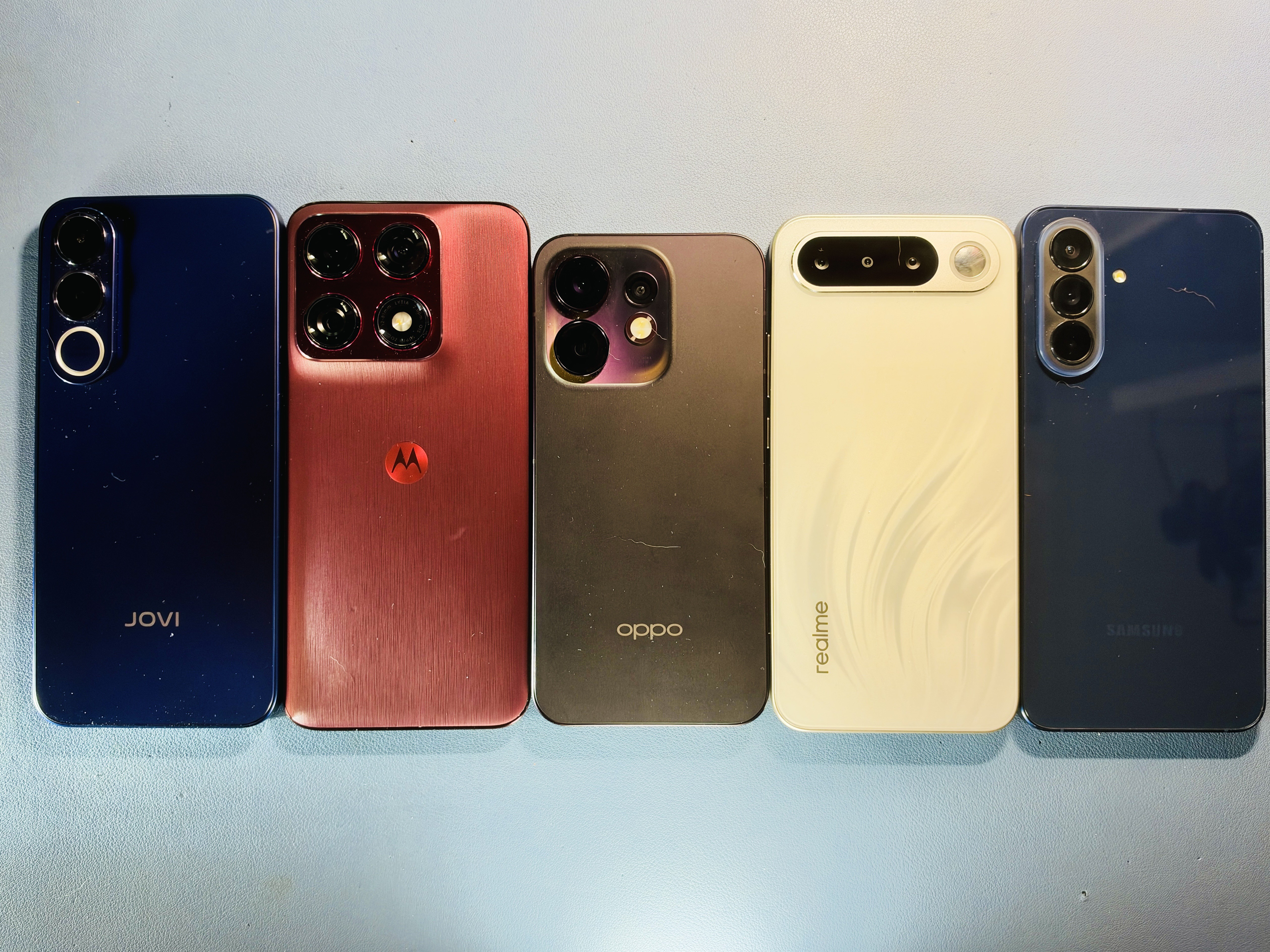 A categoria dos celulares intermediários deixou de ser a opção mais amigável ao bolso. A corrida global por chips e memória RAM prontos para IA elevou os preços a até R$ 7 mil, com alguns modelos custando mais do que um topo de linha de gerações anteriores, como iPhone 16 ou Galaxy S25.

O g1 testou cinco modelos: Jovi V70, Motorola Edge 70 Pro, Oppo Reno 16, Realme 16 e Samsung Galaxy A57. O Jovi V70 se destacou pela bateria de 27h15 e câmera de 200 MP, enquanto o Moto Edge 70 Pro liderou em desempenho com 12 GB de RAM e tela de 144 Hz. O Oppo Reno 16 mostrou equilíbrio, mas não justifica o preço oficial de R$ 6.999. O Realme 16 traz bateria enorme de 7.000 mAh por preço baixo, mas é o mais lento. O Samsung Galaxy A57 foi o melhor custo-benefício, leve e com bom desempenho.

Conclusão: se você precisa trocar de celular, vale mais a pena buscar um topo de linha de uma ou duas gerações atrás do que pagar caro em um intermediário. A febre da IA está tornando os upgrades do dia a dia desnecessariamente caros.