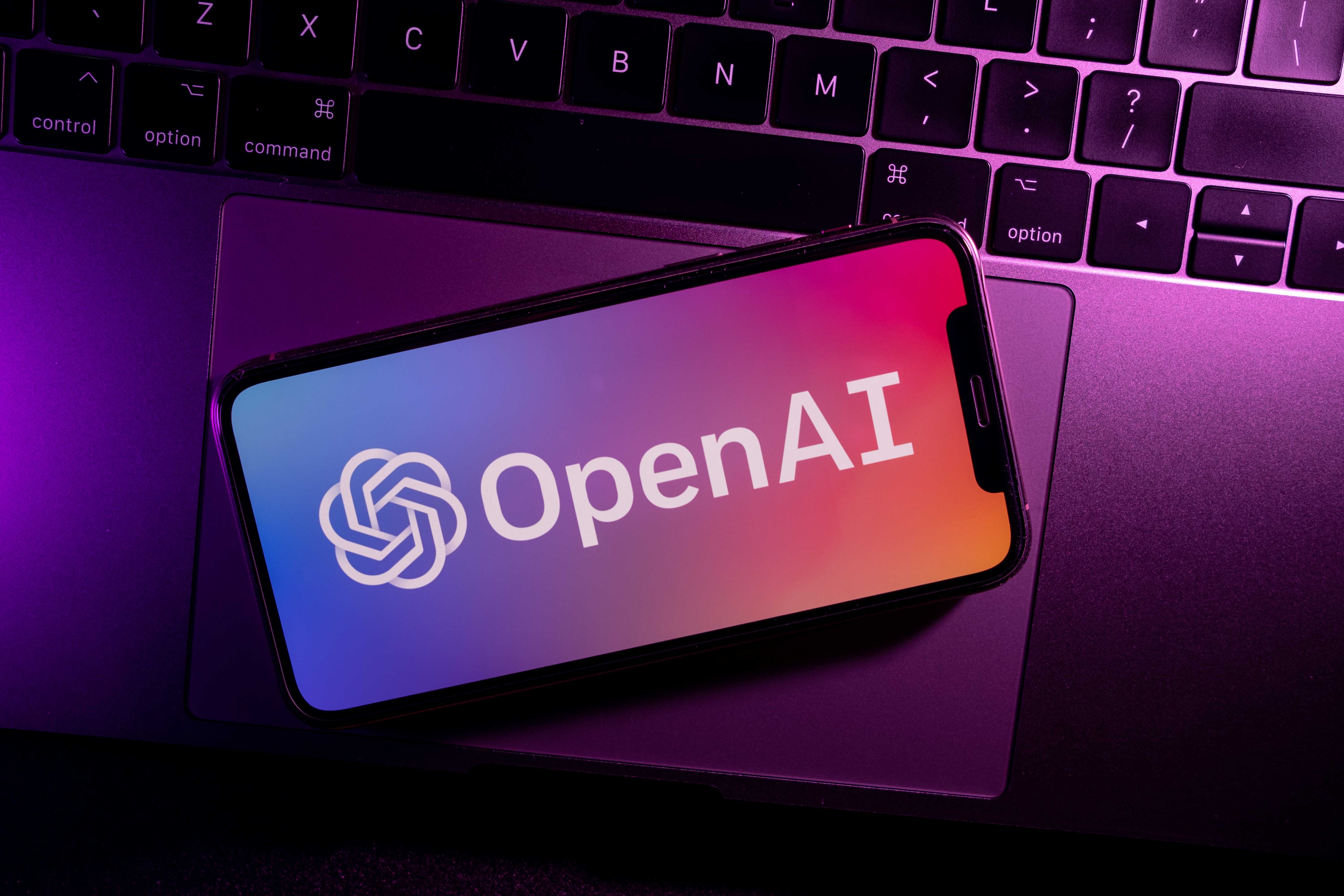 O presidente da OpenAI está dizendo a CISOs que eles precisam dar agentes de IA para suas equipes de segurança antes que os atacantes ajam — mas críticos dizem que o conselho é tão conveniente quanto parece. Depois de admitir que subestimou as capacidades reais de seus modelos, a OpenAI agora quer vender a solução. Será que a empresa que ajudou a criar o problema pode ser a resposta?

Especialistas alertam que o post é repleto de boas práticas óbvias e vazio em responsabilidade. Sem falar em responsabilização, limites de impacto ou planos de reversão, a mensagem parece mais um enredo de IPO do que um guia de segurança. A corrida contra o tempo é real, mas confiar cegamente no fornecedor não é estratégia.