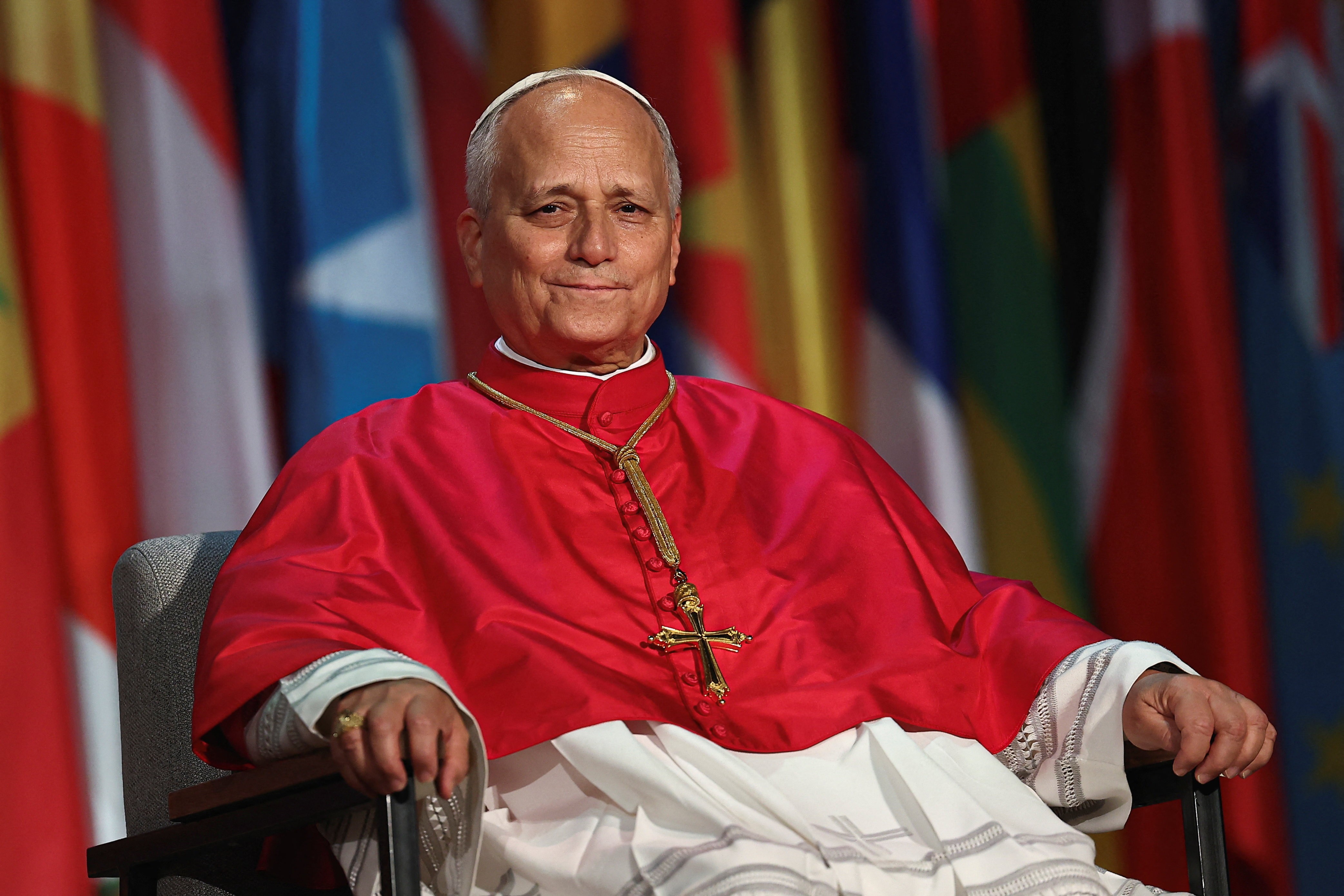 O papa Leão XIV rebateu com força a ideia de que os temores sobre a inteligência artificial são exagerados. Na volta de uma viagem de quatro dias à França, o primeiro papa norte-americano disse a jornalistas que os alertas feitos por especialistas em IA merecem ser levados a sério e que não são 'fake news', como alguns afirmaram.

A fala vem logo depois de Donald Trump chamar os riscos da IA de 'farsa' na Assembleia Geral da ONU e de o CEO da Nvidia, Jensen Huang, defender que as preocupações com a segurança da tecnologia são exageradas e que não deveria haver regulamentação governamental. O papa apontou a contradição de ver o mesmo executivo anunciar mecanismos de segurança enquanto se opõe a qualquer limite.

Leão XIV pediu diálogo, estudo e pesquisa em escala global para evitar que a IA chegue a um ponto em que possa destruir a humanidade. 'Não podemos simplesmente cruzar os braços e fingir que nada vai acontecer', afirmou. O alerta reacende a disputa sobre quem deve decidir até onde a inteligência das máquinas pode ir e se o lucro corporativo vai, mais uma vez, ficar acima da segurança pública.