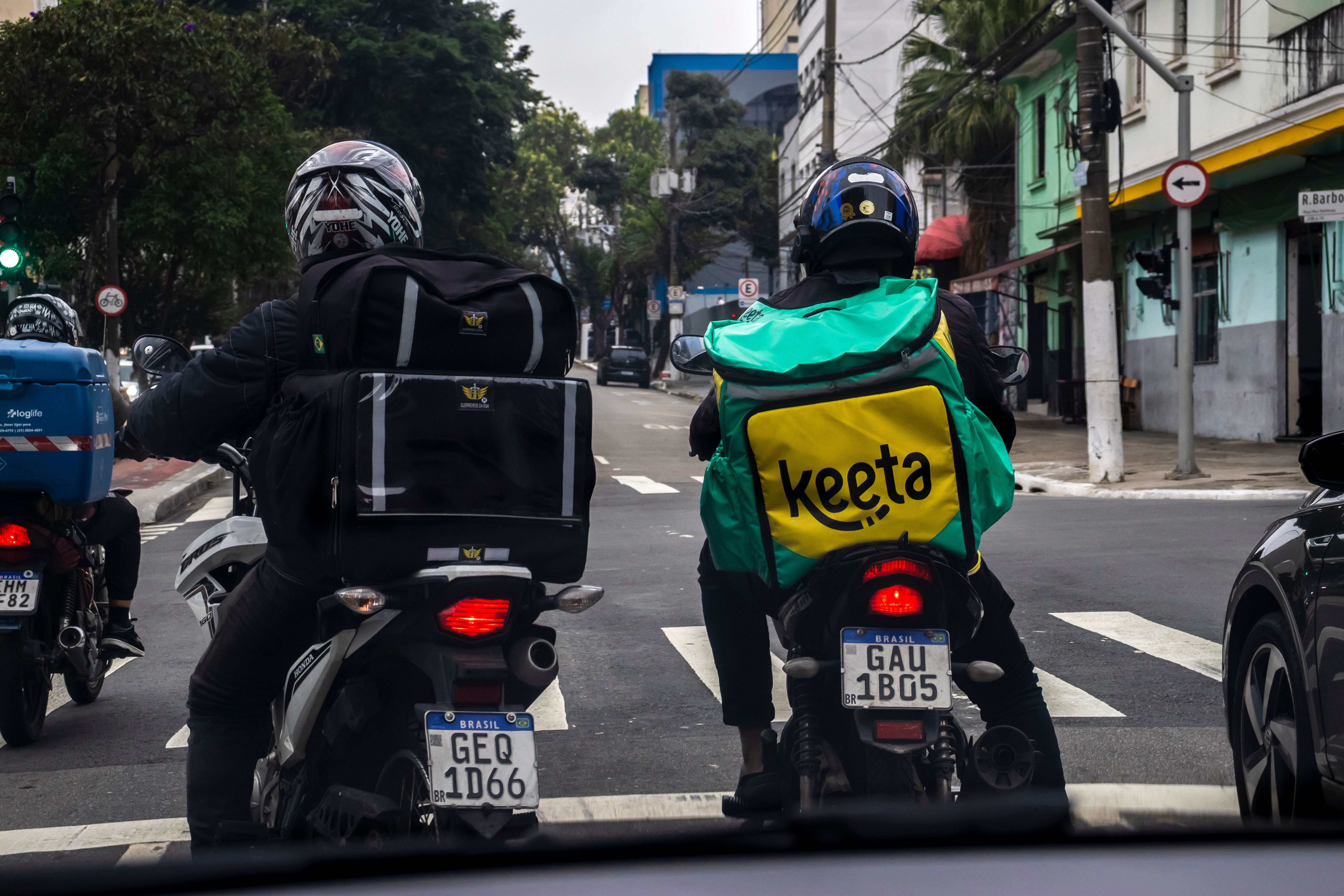 Uma associação de restaurantes está levando a Keeta à Justiça por um modelo de delivery que inclui estabelecimentos no aplicativo sem autorização prévia. A entidade afirma que a prática retira dos restaurantes o controle sobre preços, cardápio e relação com os clientes.

A associação pede a suspensão imediata da chamada compra intermediada e quer a proibição desse modelo no país. A Keeta diz que a ferramenta é experimental, que opera conforme as leis locais e que não foi notificada da ação.

O caso surge enquanto o Cade aprofunda a investigação sobre a concorrência no mercado brasileiro de delivery.